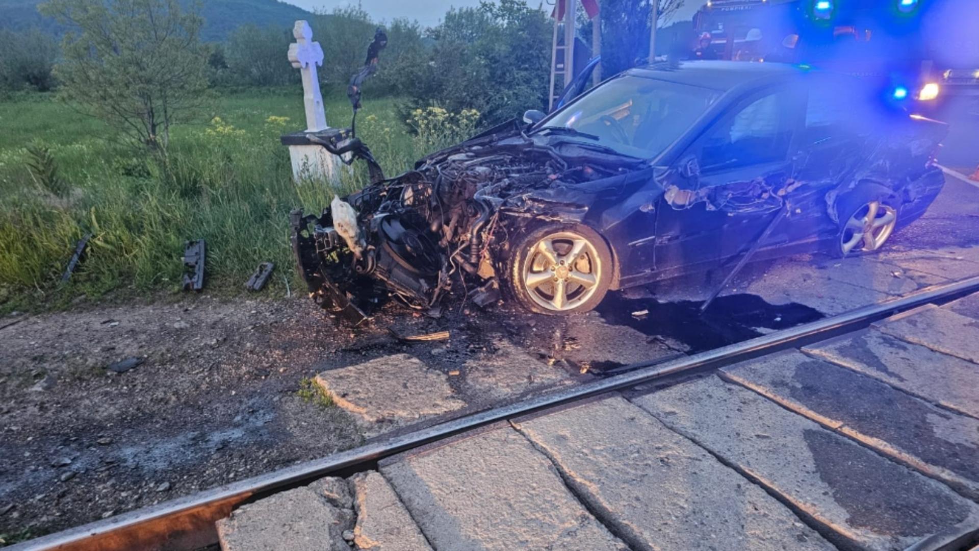 Accident la trecerea de cale ferată în Păltinoasa: trenul Timișoara–Iași a lovit un autoturism în care se aflau două persoane