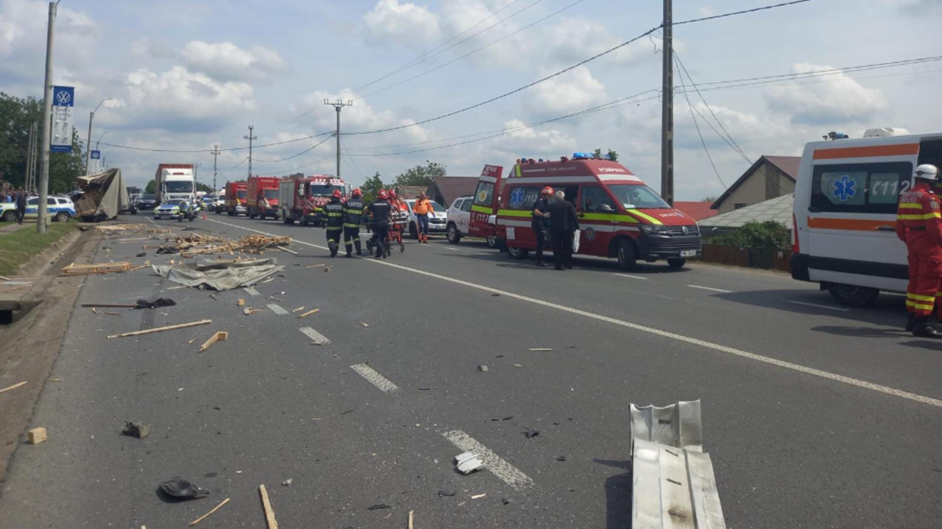 Accident terifiant pe o șosea din România: a fost activat PLANUL ROȘU. Autocar cu 20 de pasageri implicat într-o coliziune cu un autocamion