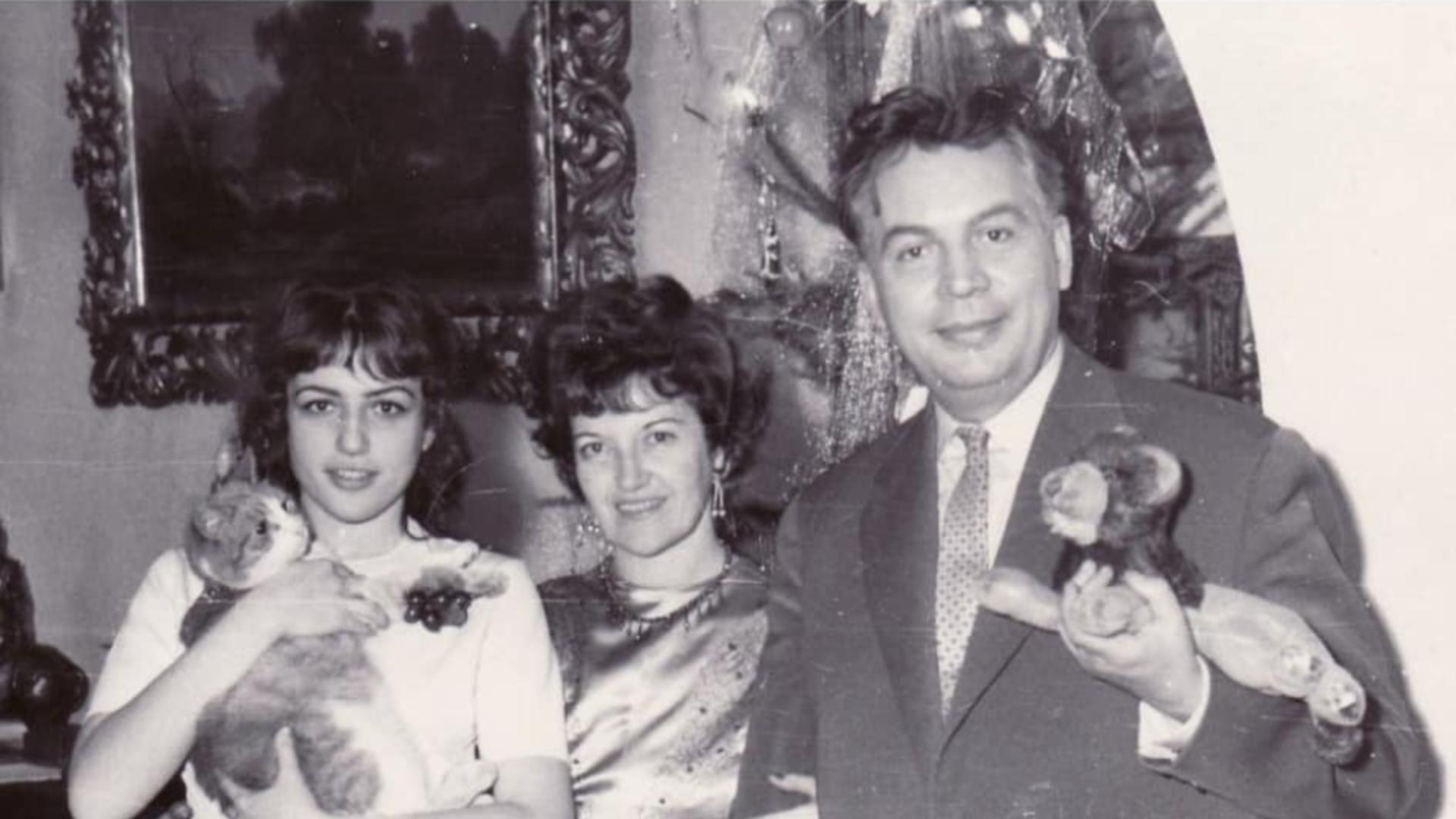 Corina Chiriac la 16 ani, cu motanul Fănel în brațe, alături de părinții săi (foto: arhiva personală)