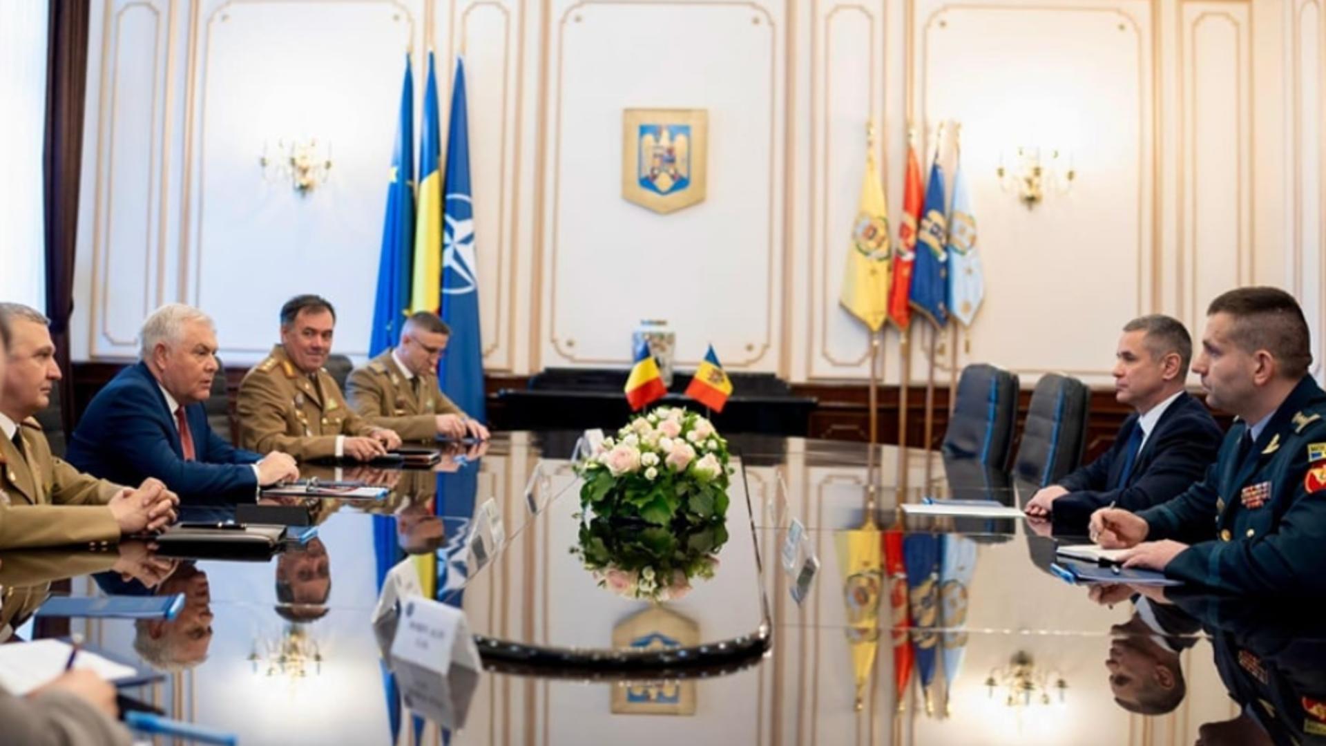 Întâlnire între miniștrii Apărării din România și Republica Moldova. Foto: Facebook/Angel Tîlvăr