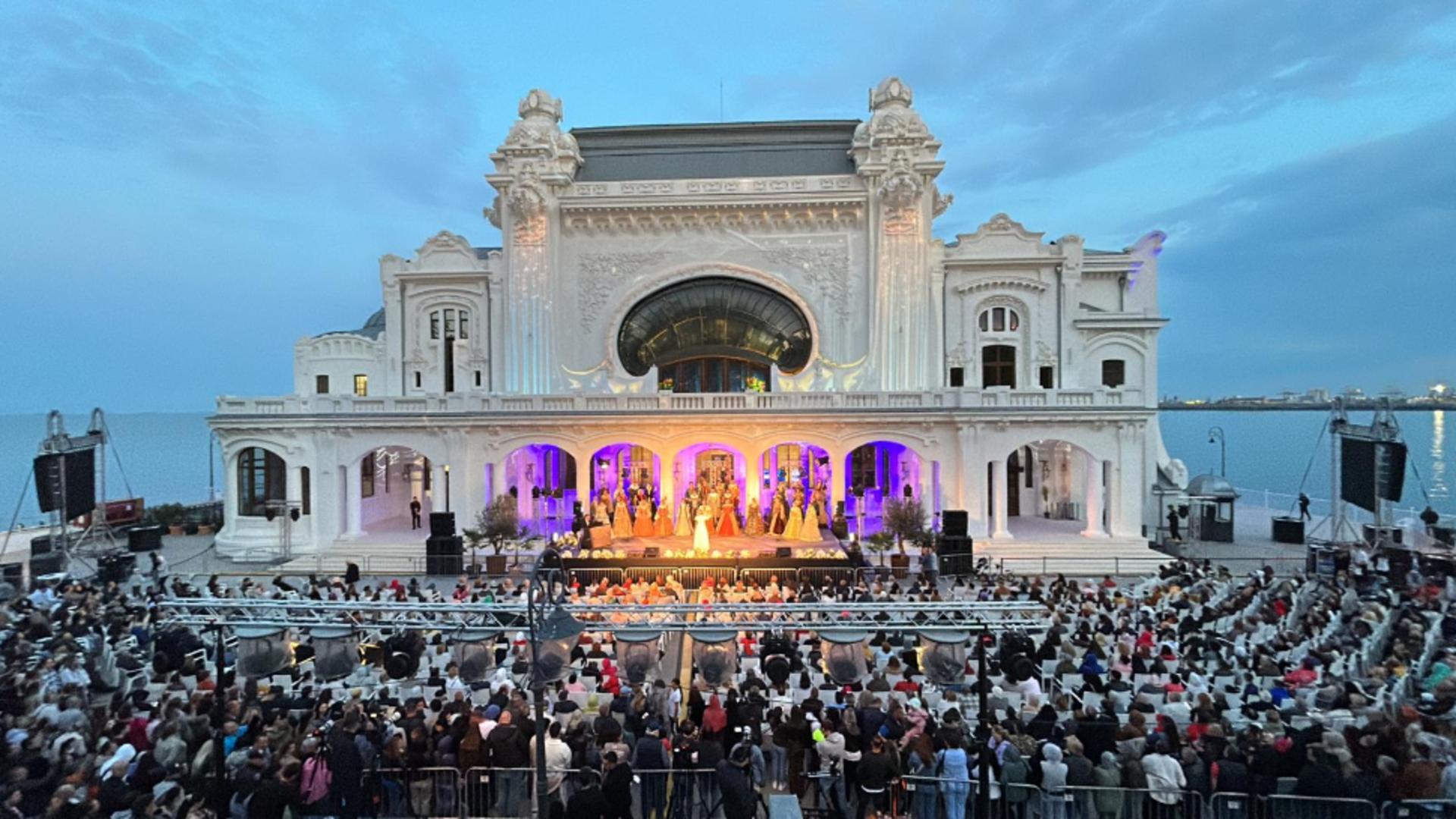 Cazinoul din Constanța, redeschis în toată splendoarea: cât costă să-l închiriezi pentru o oră pentru a face cununia civilă acolo?