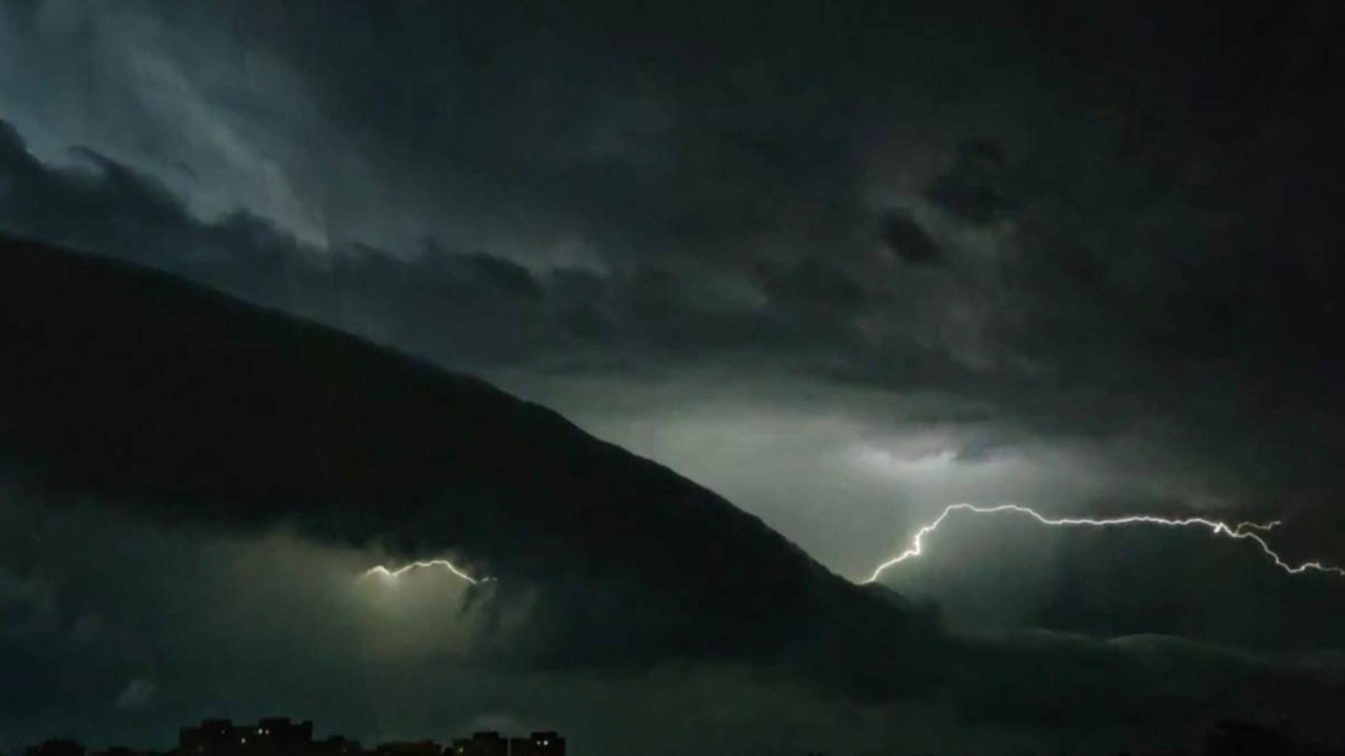 Furtună și fulgere în zona Slobozia (foto: Robin D Simion)