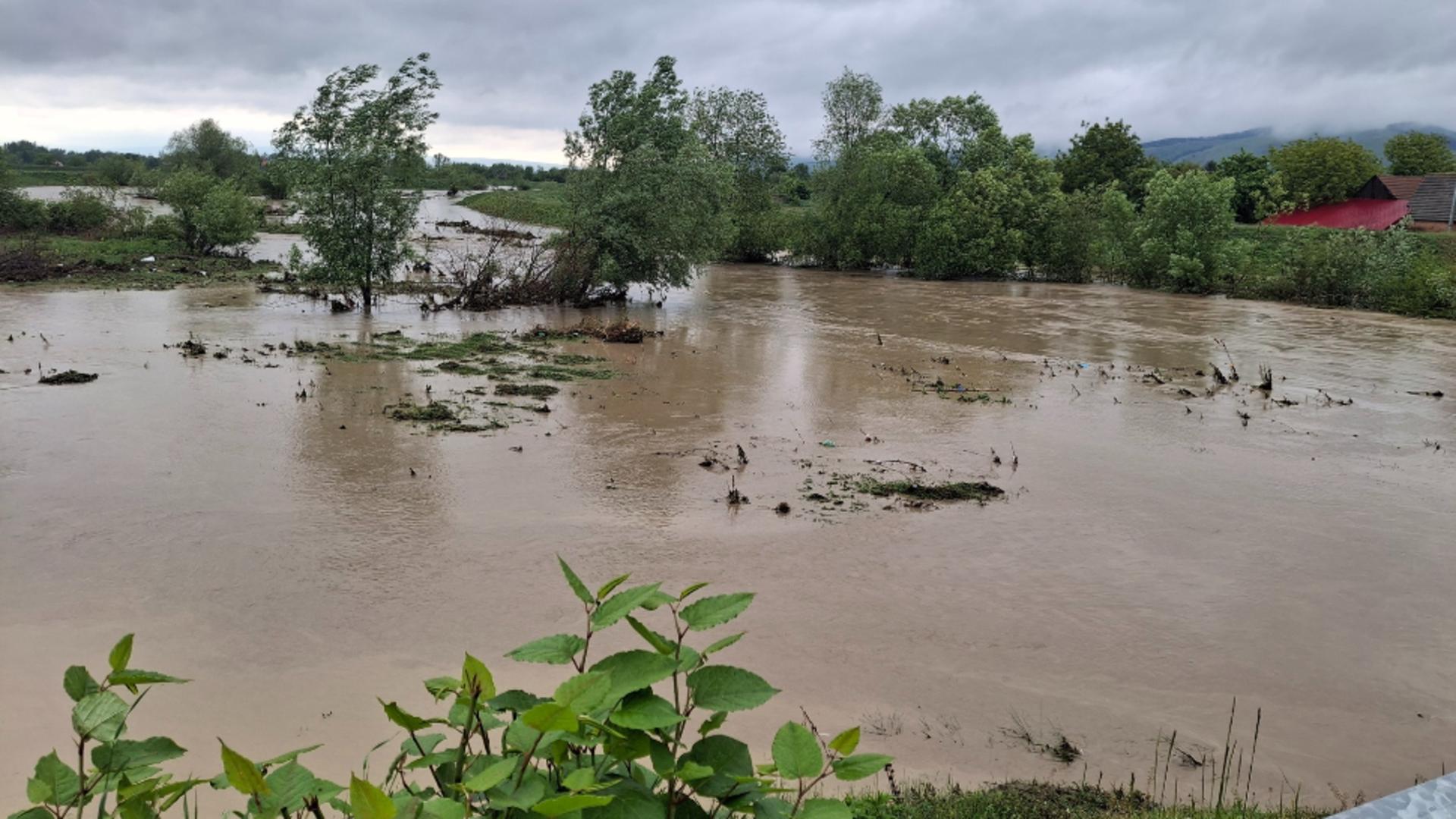 Alertă EXTREMĂ în județul Covasna. Oamenii aflați în zonele inundabile au primit mesaj să părăsească imediat locuințele