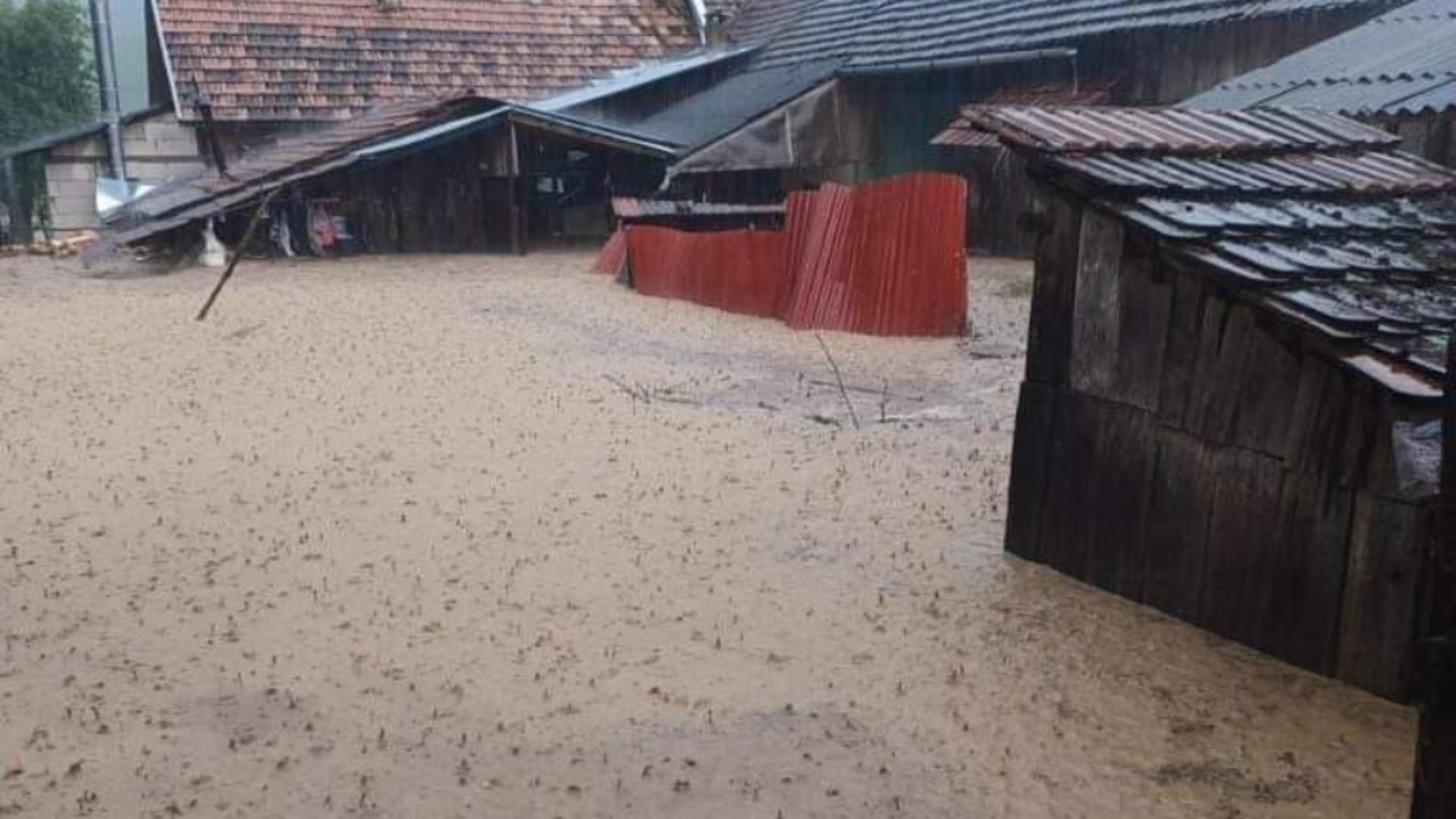 Cod Roșu de inundații în România. Zeci de județe vizate de avertizări hidrologice severe