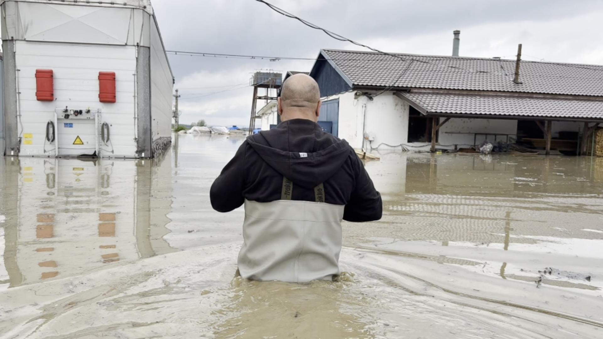 Localitatea Băcel este acoperită de ape