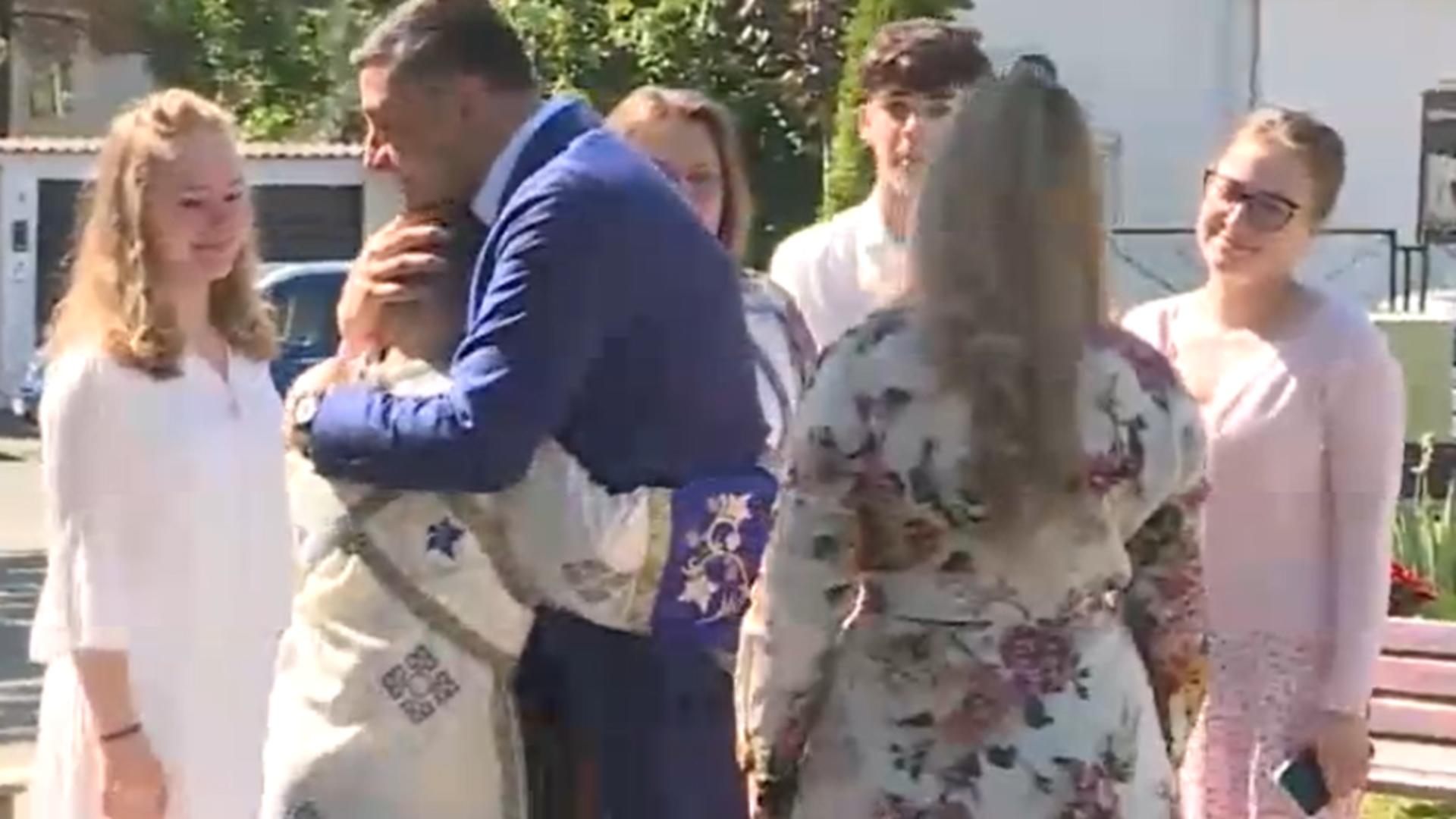 George Simion și soția sa, Ilinca, la biserică după vot. Cei doi s-au îmbrățișat cu oamenii care i-au întâmpinat la intrare: IMAGINI emoționante