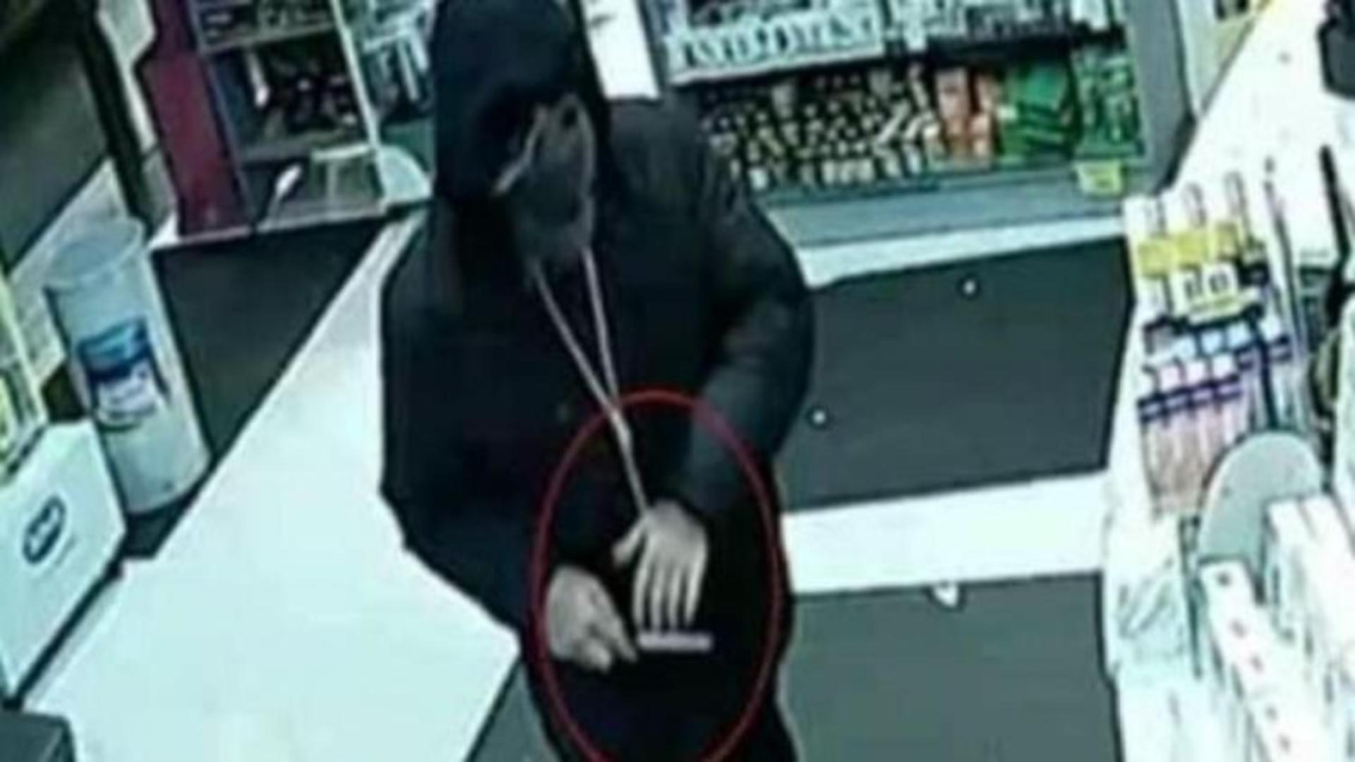  Jaf la o farmacie din Cluj. Un individ mascat a furat 12.000 de lei dintr-o cutie de valori: hoțul, surprins pe camerele de supraveghere/ Captură video