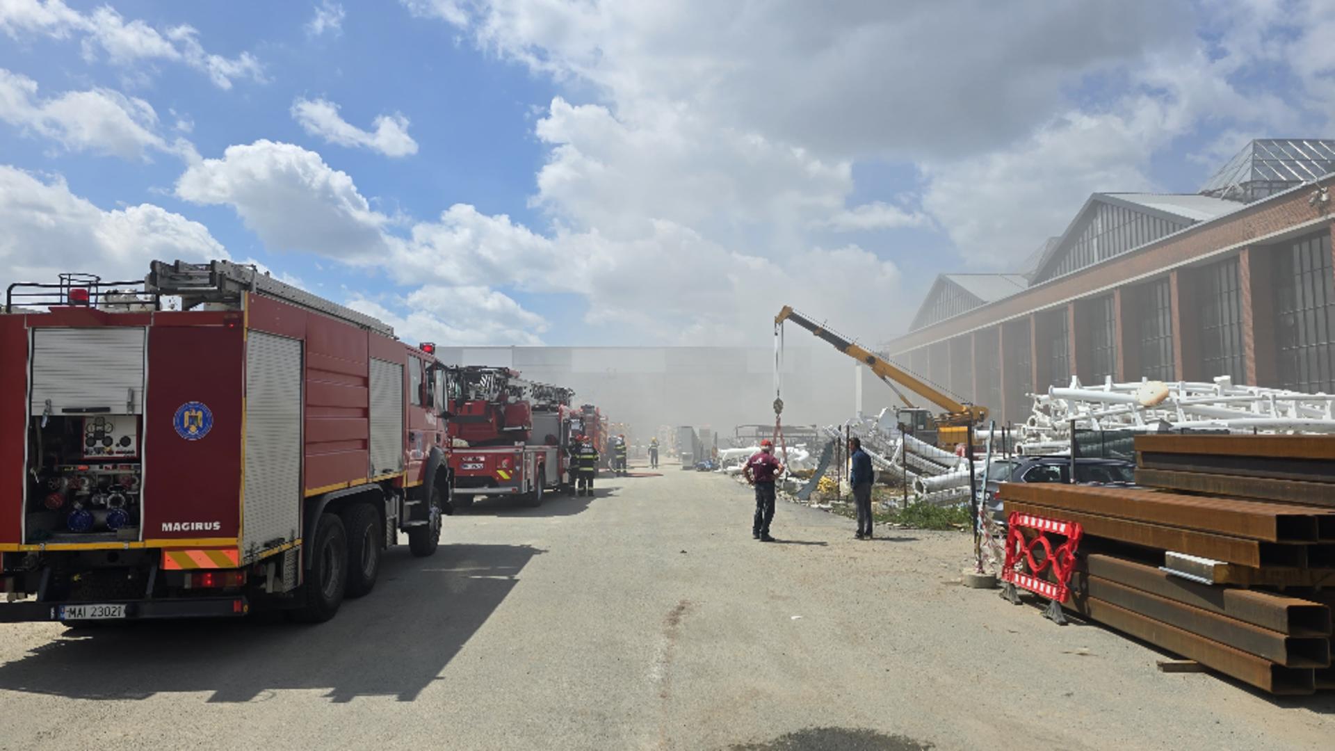 Incendiu de proporții în Capitală, la o hală industrială, lângă Hala Laminor. S-a emis mesaj RO-Alert către populație - FOTO/VIDEO