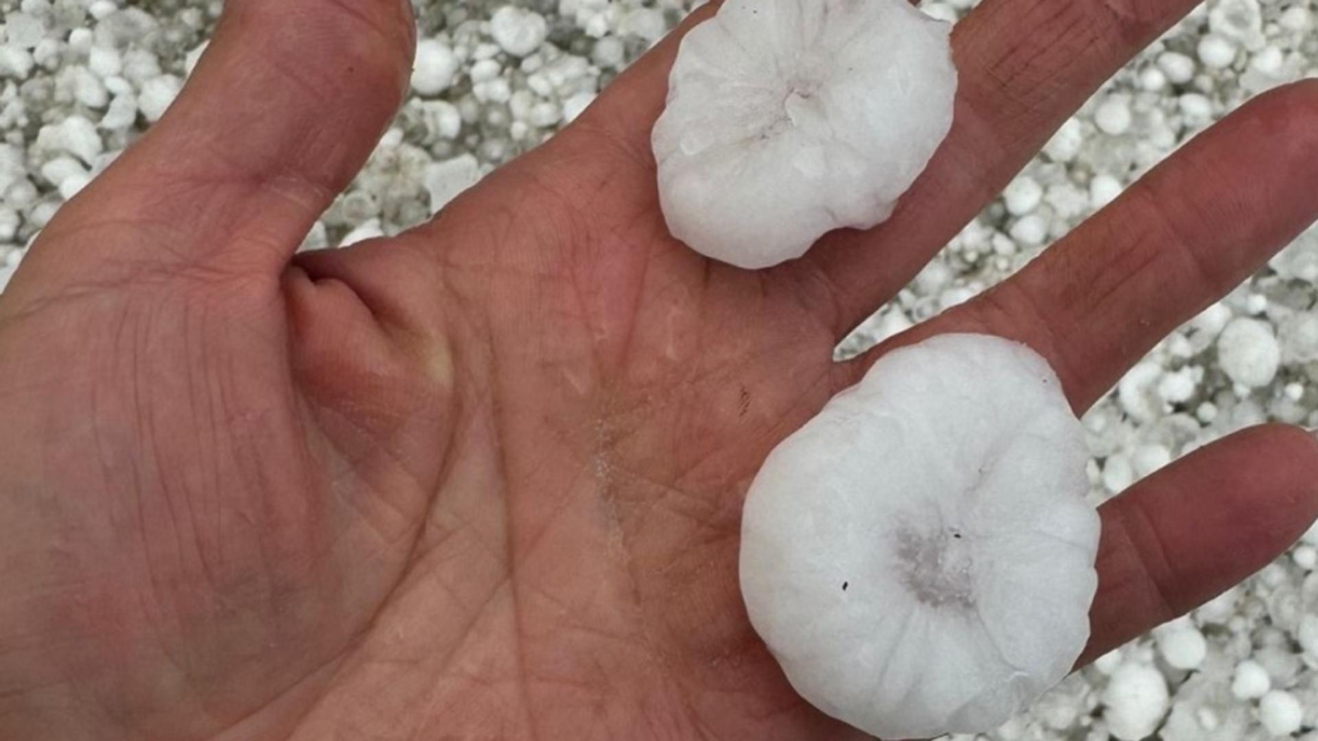 Martorii au trimis fotografii cu bucățile de grindină