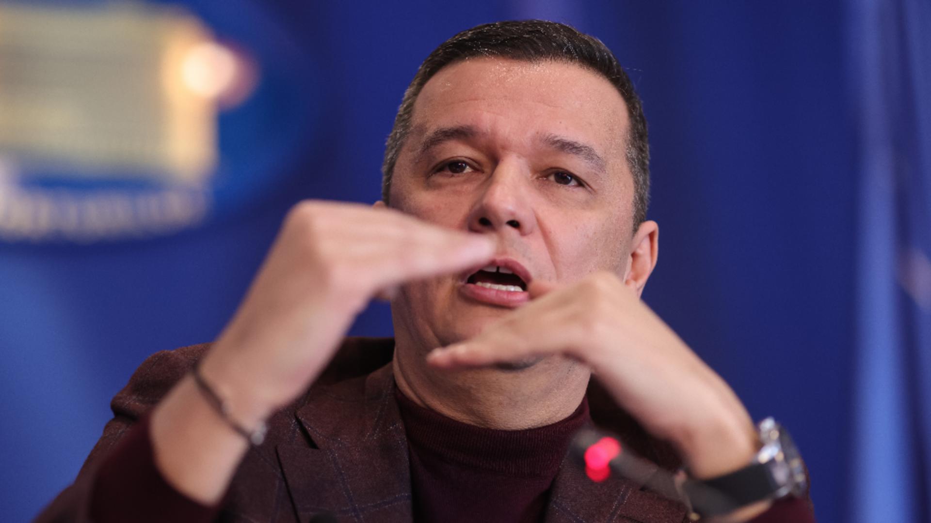 Sorin Grindeanu le prezintă colegilor de partid lista de măsuri economice discutate/ Foto: Inquam Photos
