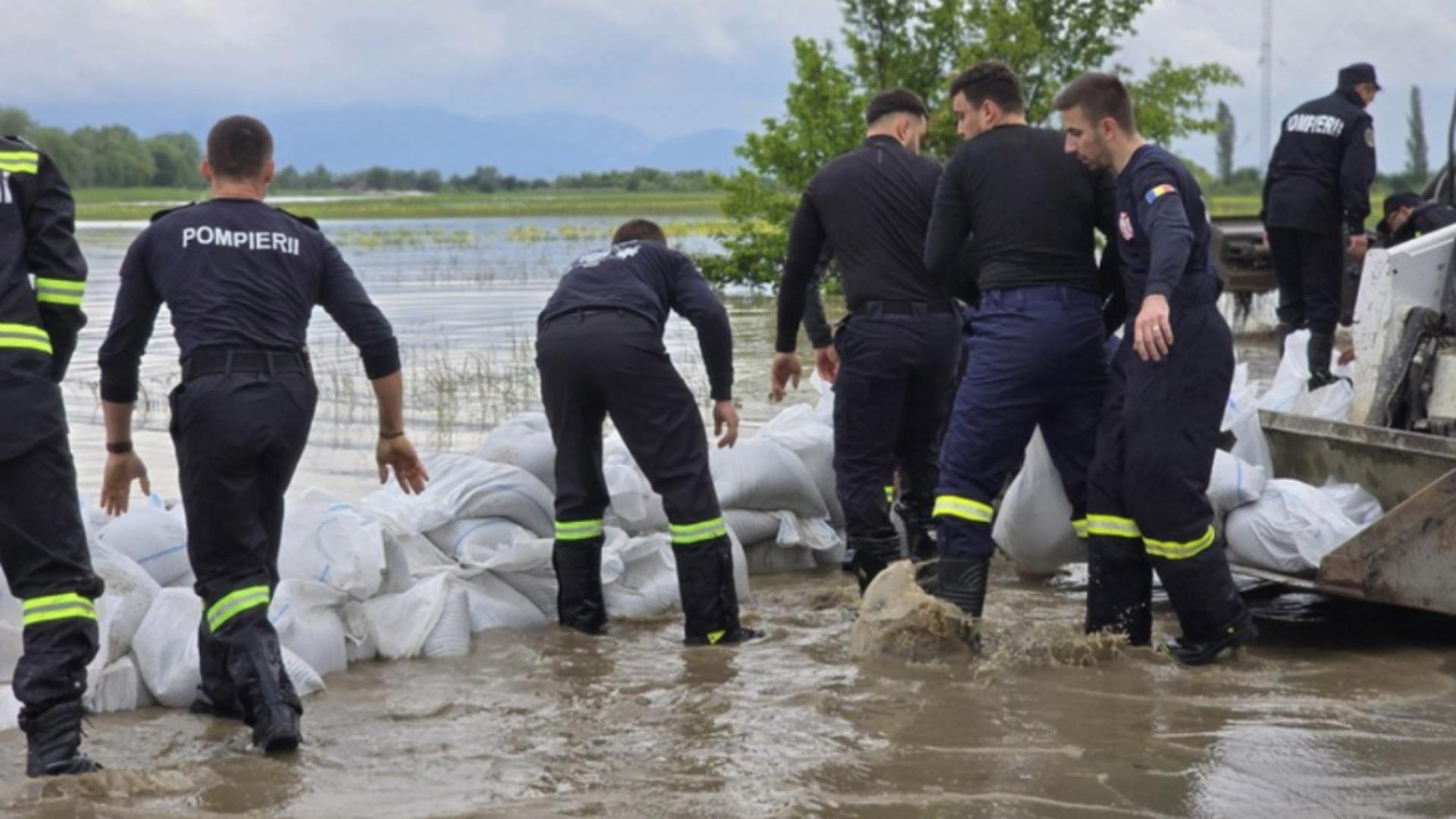 Inundații 2025. A fost DEPĂȘITĂ cota de atenție pe râul Olt! Sute de animale, evacuate: intervin pompierii