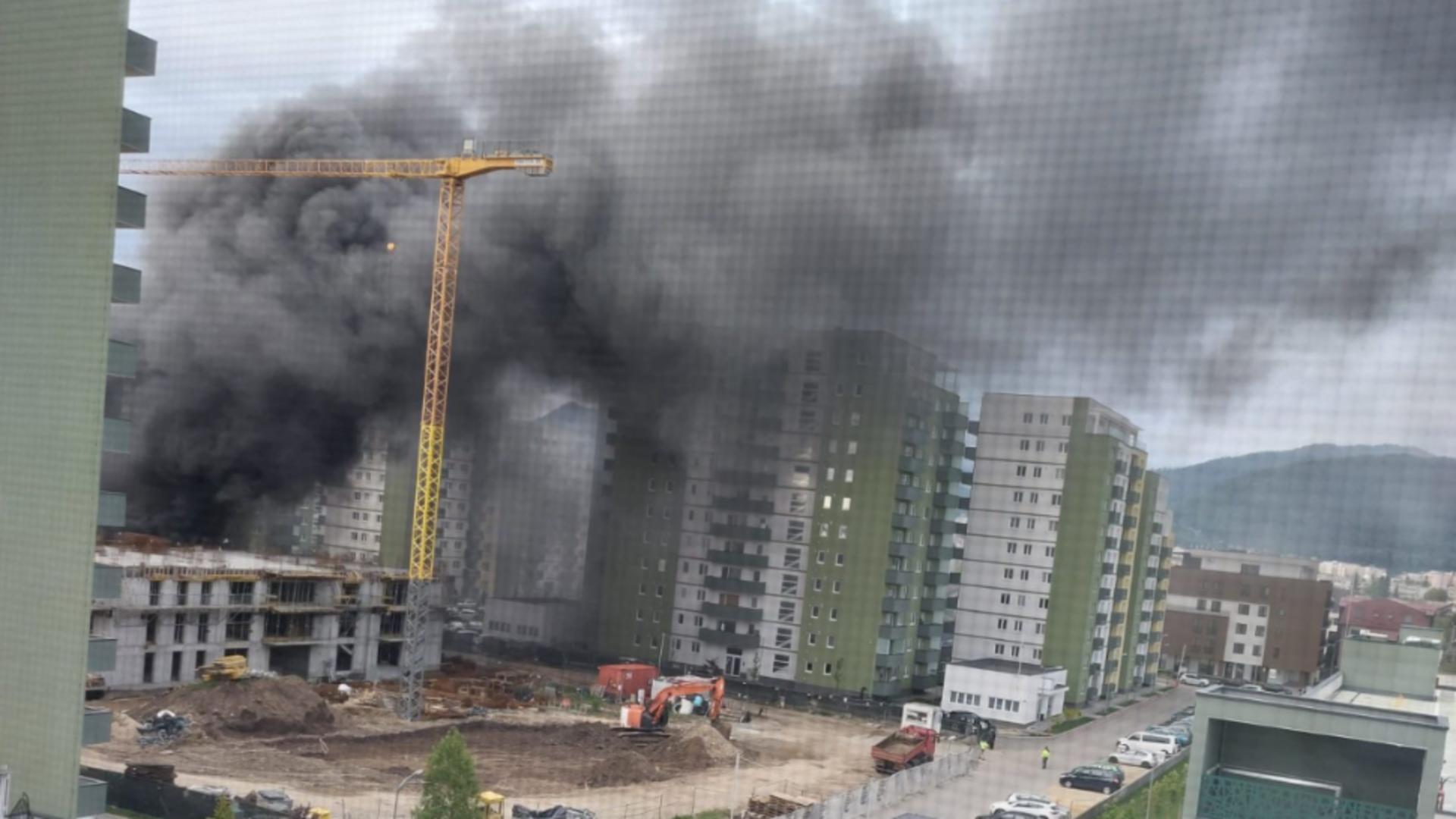 Incendiu puternic, cu degajări mari de fum pe un șantier din Brașov/ Captură foto 
