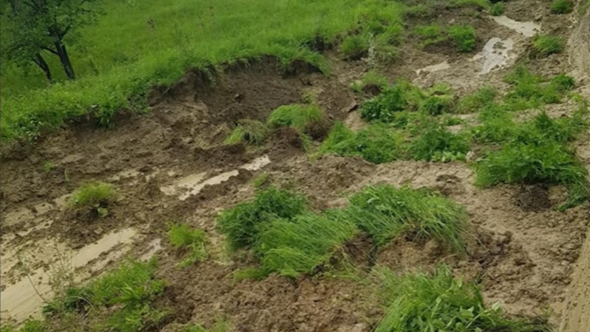 Vreme extremă! Doi bătrâni, evacuați din casă din cauza unei alunecărilor de teren provocate de ploile puternice