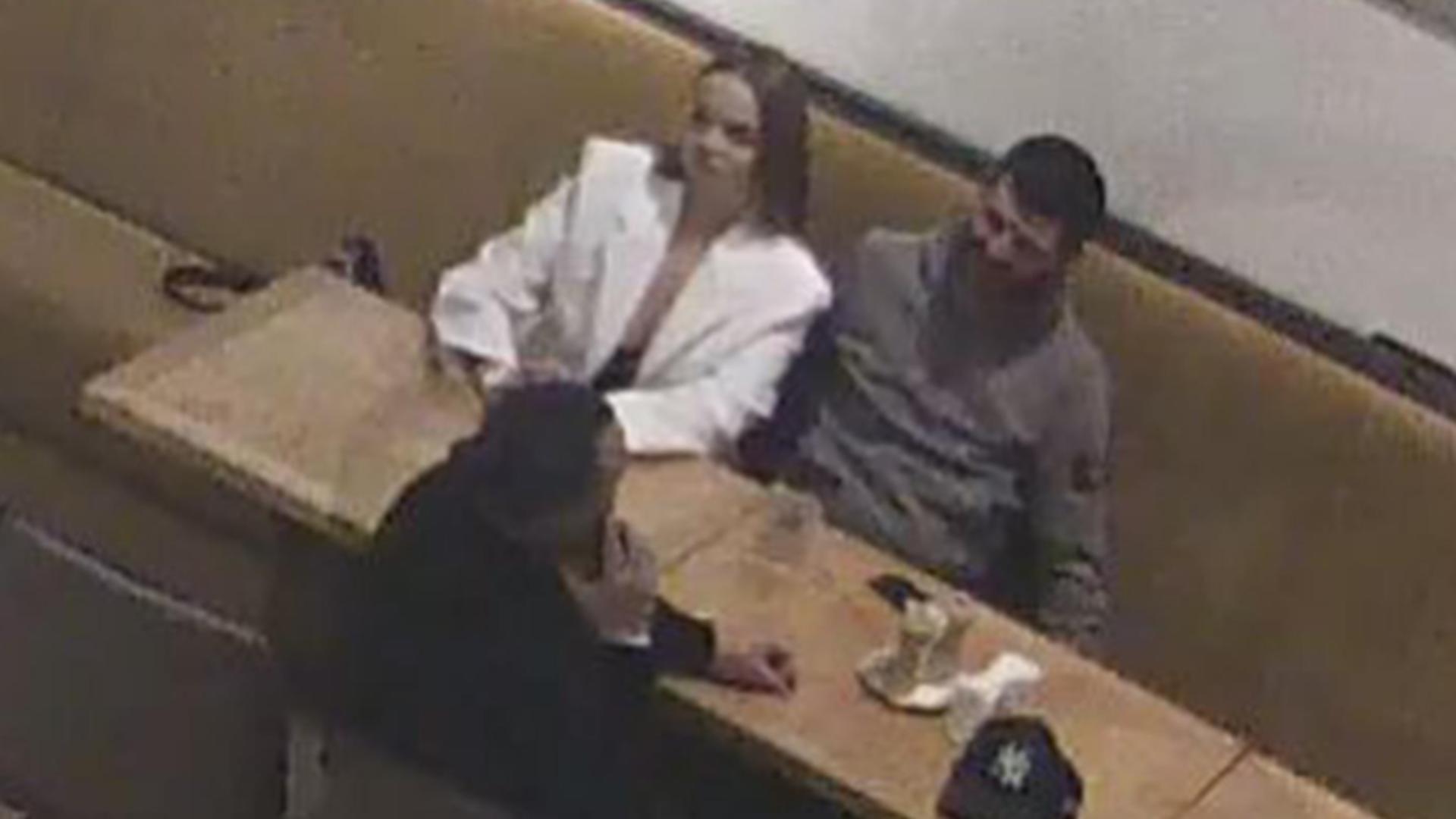 Jaf la un celebru restaurant din Cluj! Hoțul, surprins de camere în timp ce fură o minge semnată de jucătorii Generației de Aur/ Captură foto