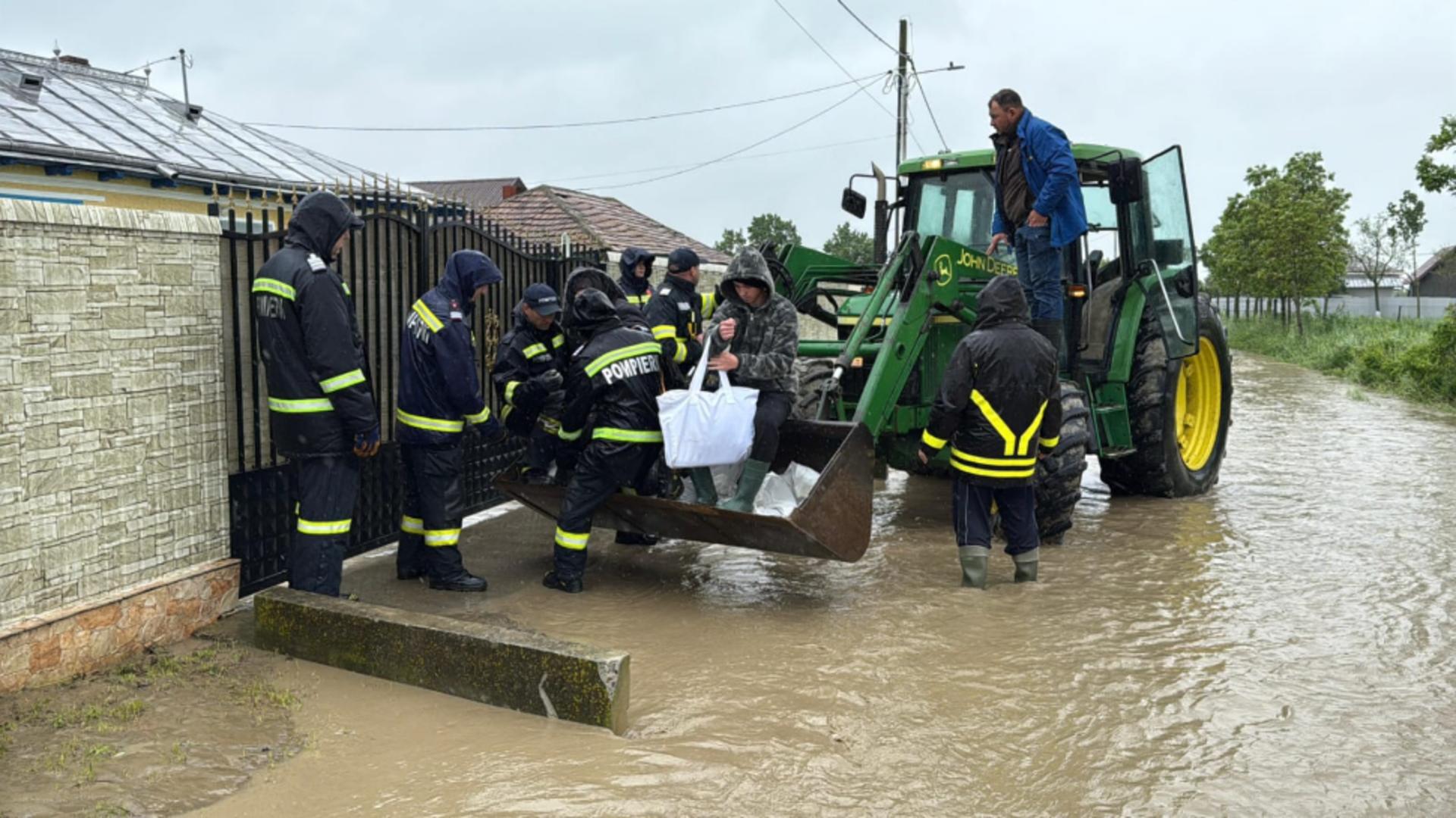 Oamenii au fost transportați la școala din localitate sau la rude (foto: ISU Botoșani)