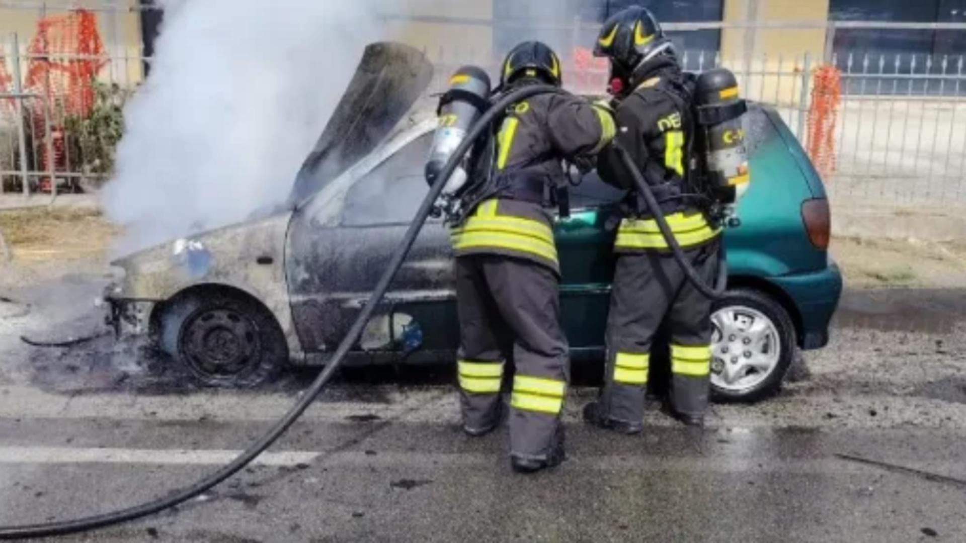 O echipă de pompieri de la detașamentul din Roseto degli Abruzzi a intervenit rapid la fața locului.