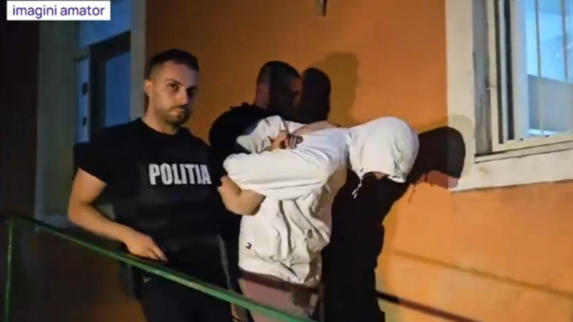 Urmărire cu violență în Capitală: un suspect de tâlhărie a atacat polițiștii și s-a baricadat în locuință