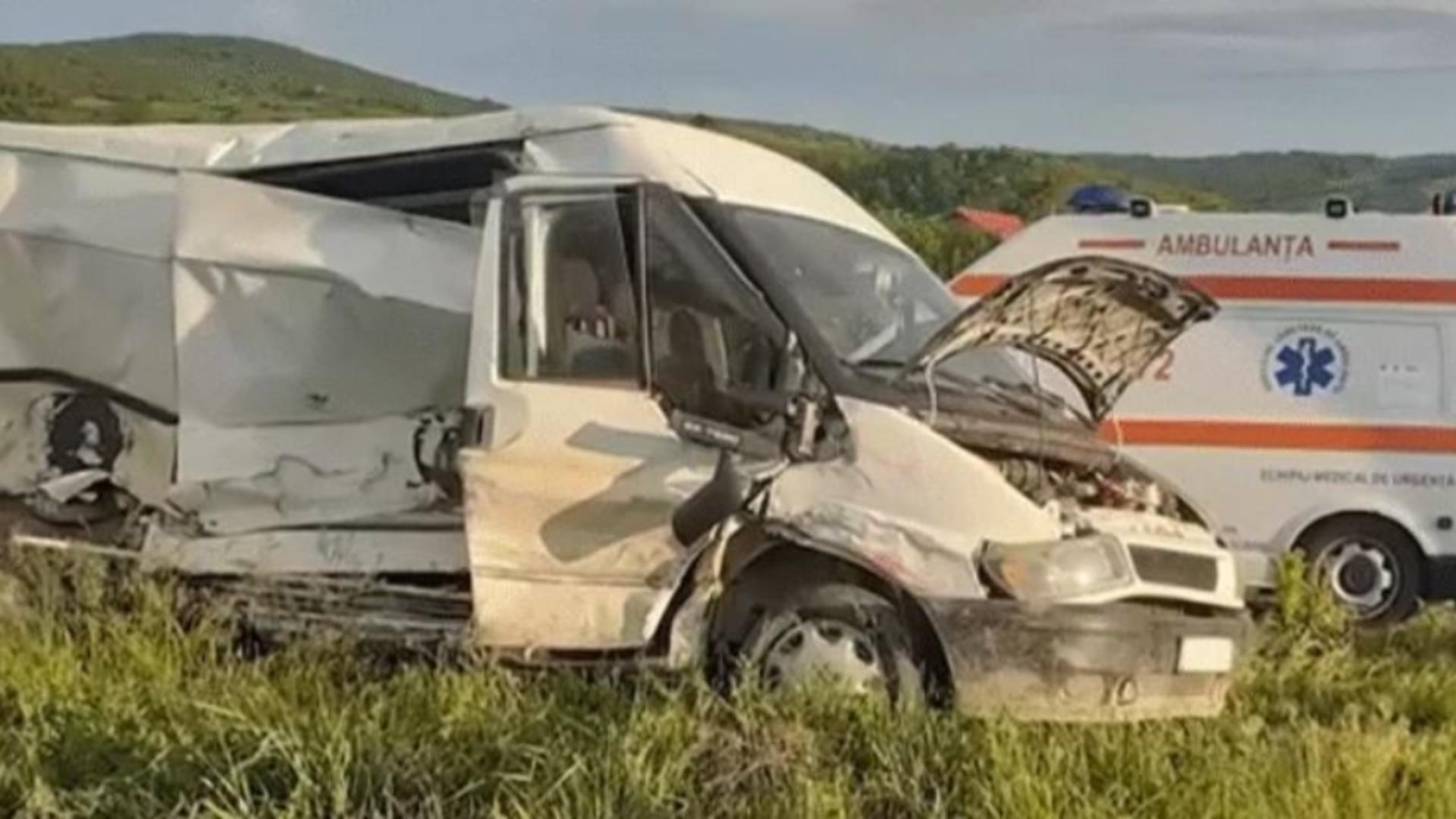 Accident feroviar în Vaslui: ubă cu doi tineri, izbită în plin de un tren