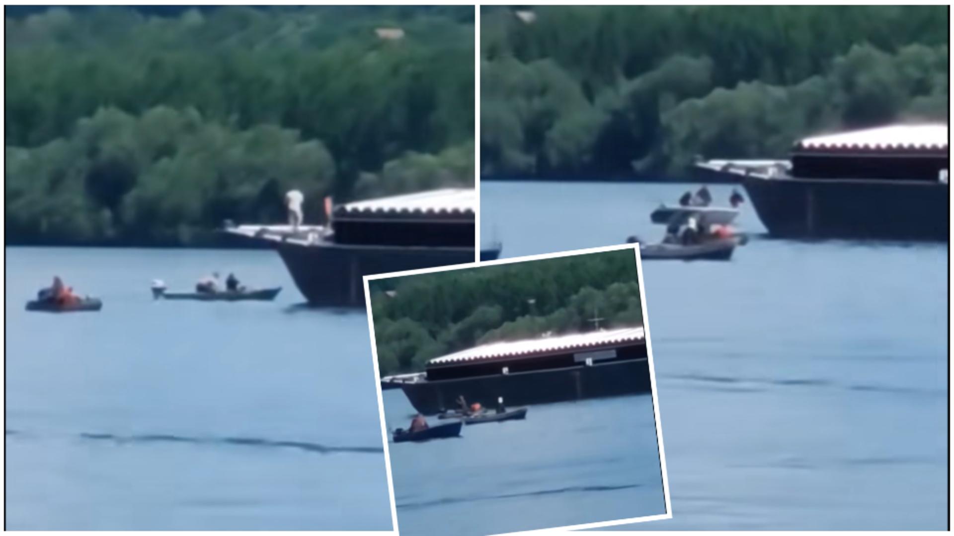 Momentul în care barja a lovit cele două bărci de pesacari. FOTO: Facebook
