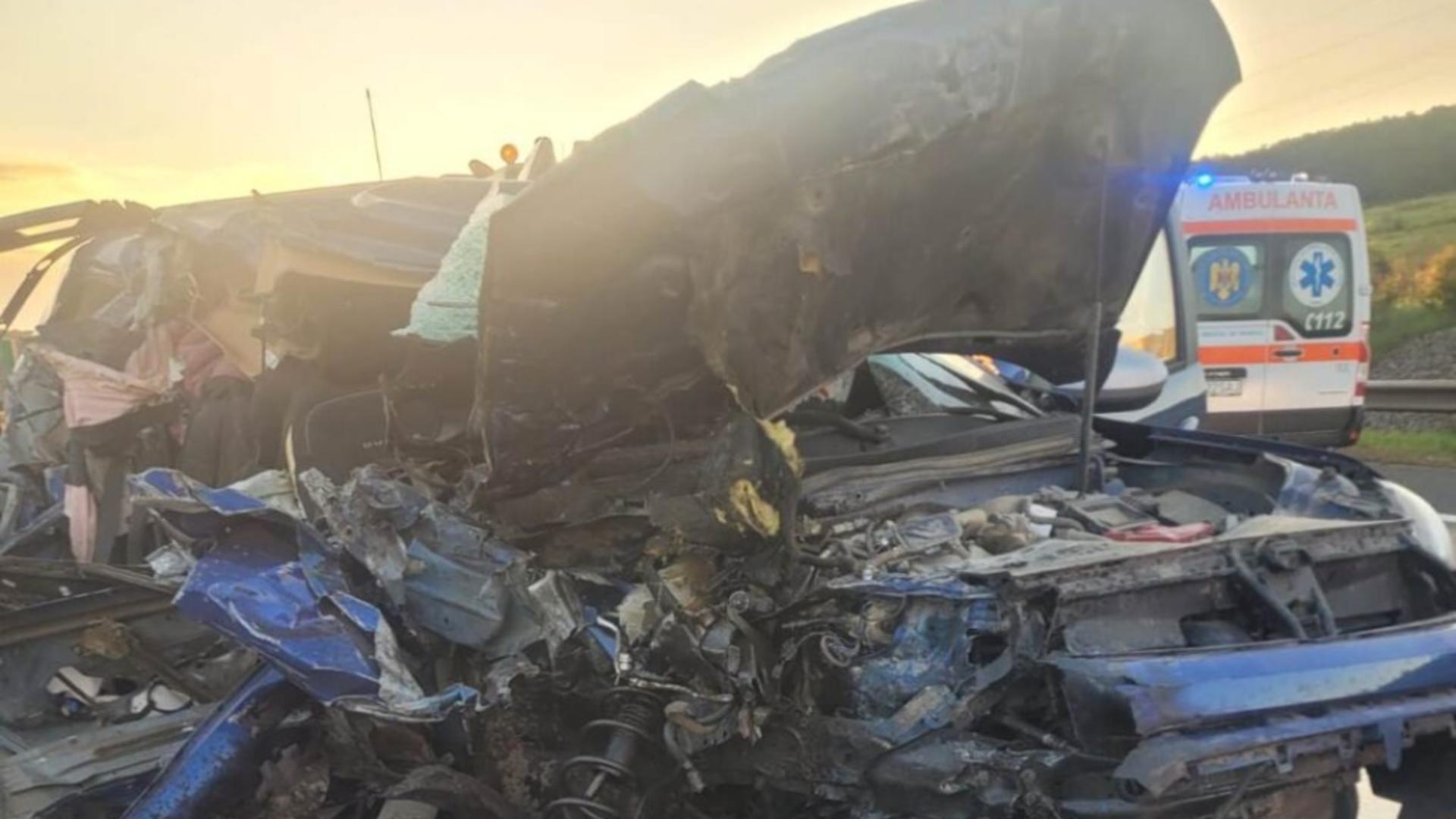 Tragedie pe Autostrada A1: o femeie și-a pierdut viața într-un accident grav. un copil de un an și o tânără, transportați de urgență la spital