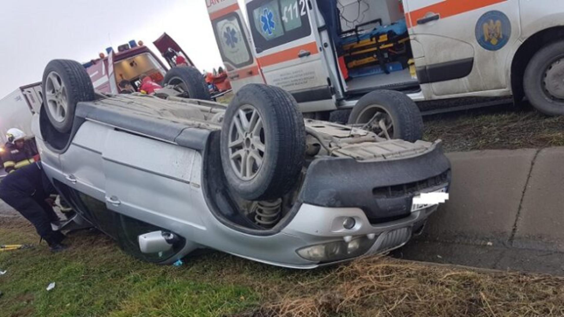 Grav accident rutier: o mașină s-a răsturnat. Victimele sunt o femeie și doi copii