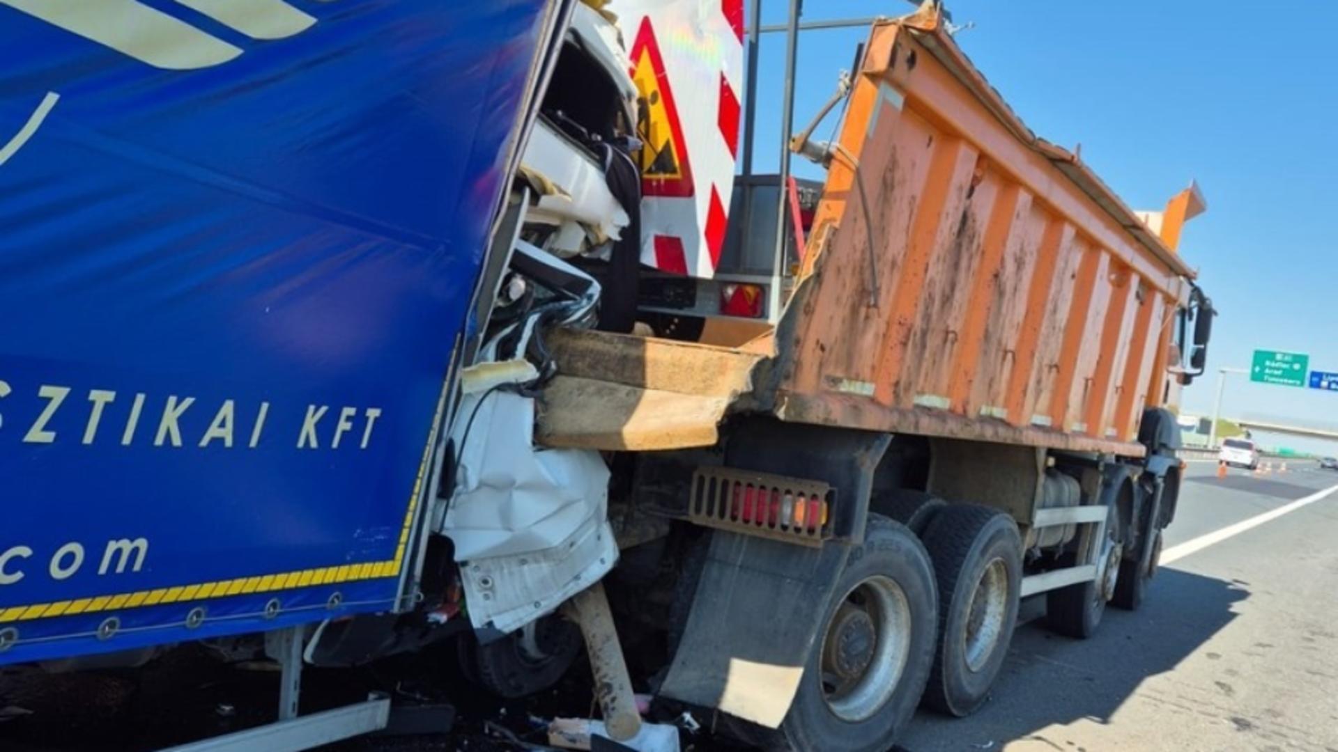 Accident grav pe A1 în județul Timiș: șofer încarcerat după ce a intrat cu autoutilitara într-un camion 