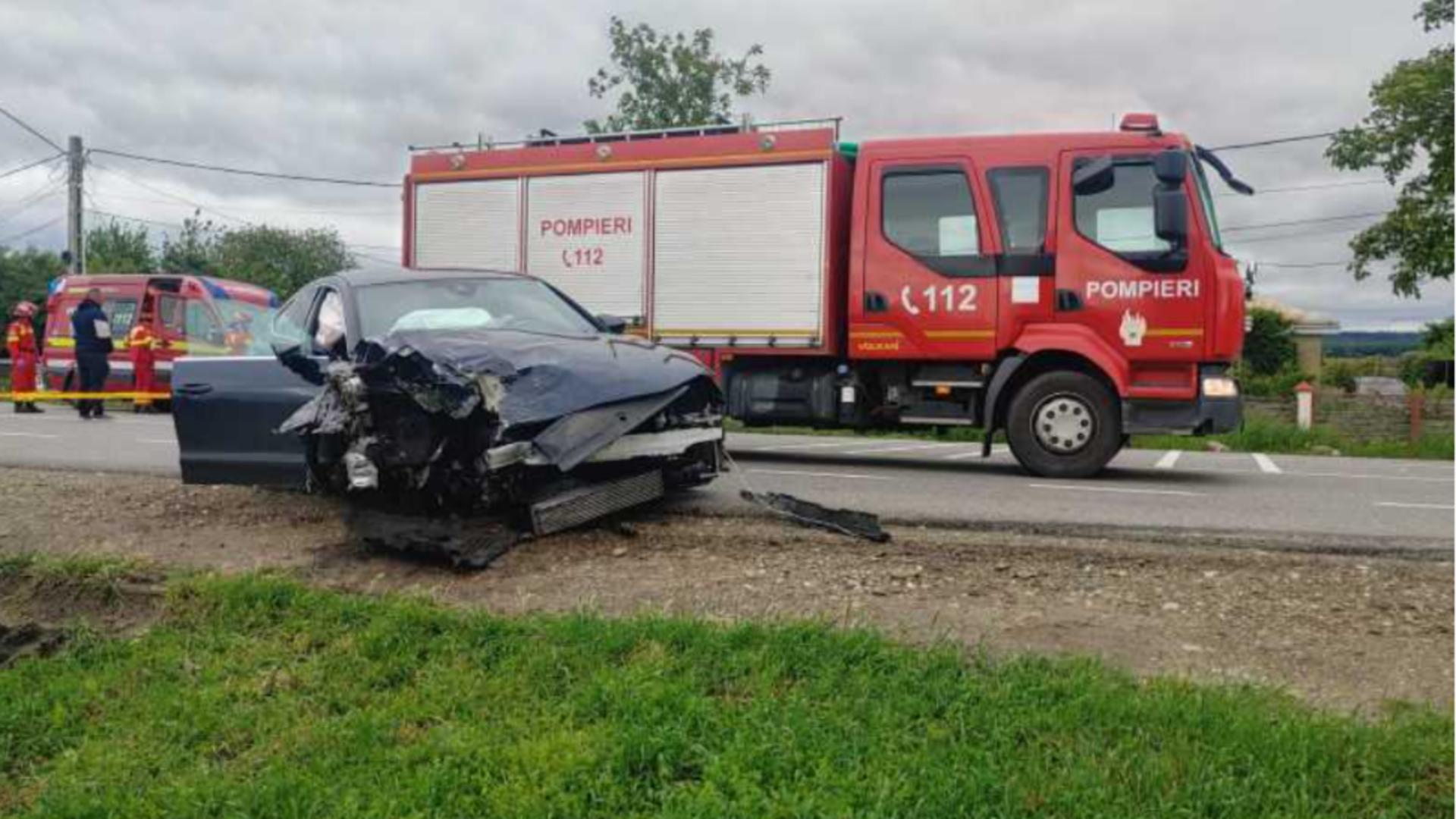 Accident rutier grav în Neamț. Șase persoane, între care doi minori, implicate. O victimă a fost scoasă din mașină cu echipa de descarcerare