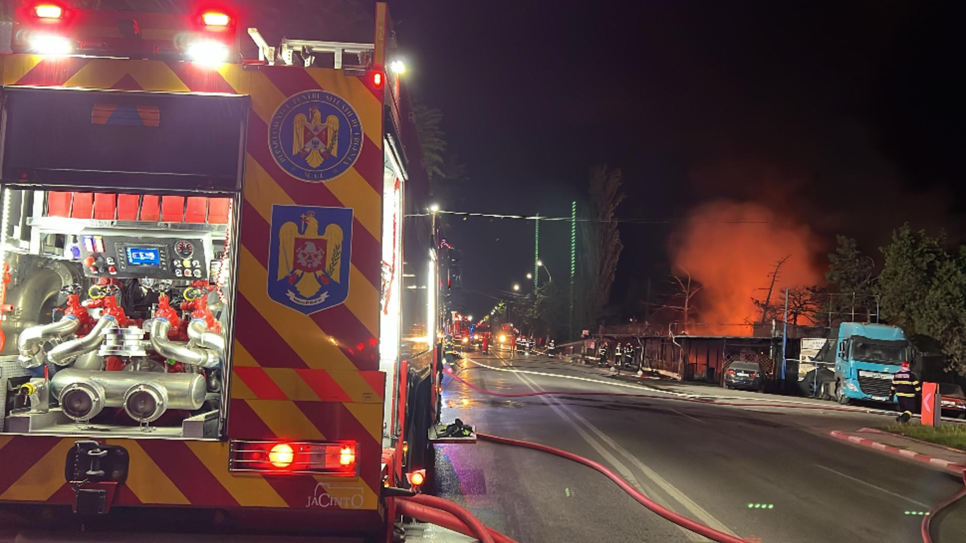 Incendiu de proporții la un restaurant din Voluntari. Pompierii intervin cu 14 autospeciale FOTO+VIDEO