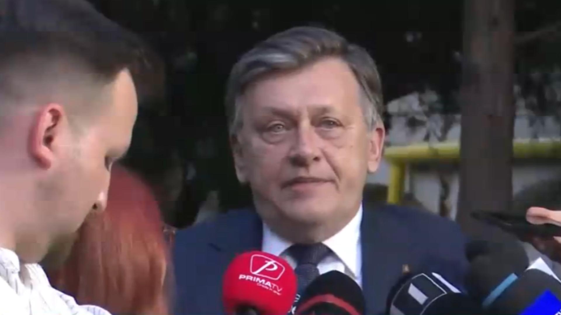 Crin Antonescu, primele declarații din fața sediului de campanie.