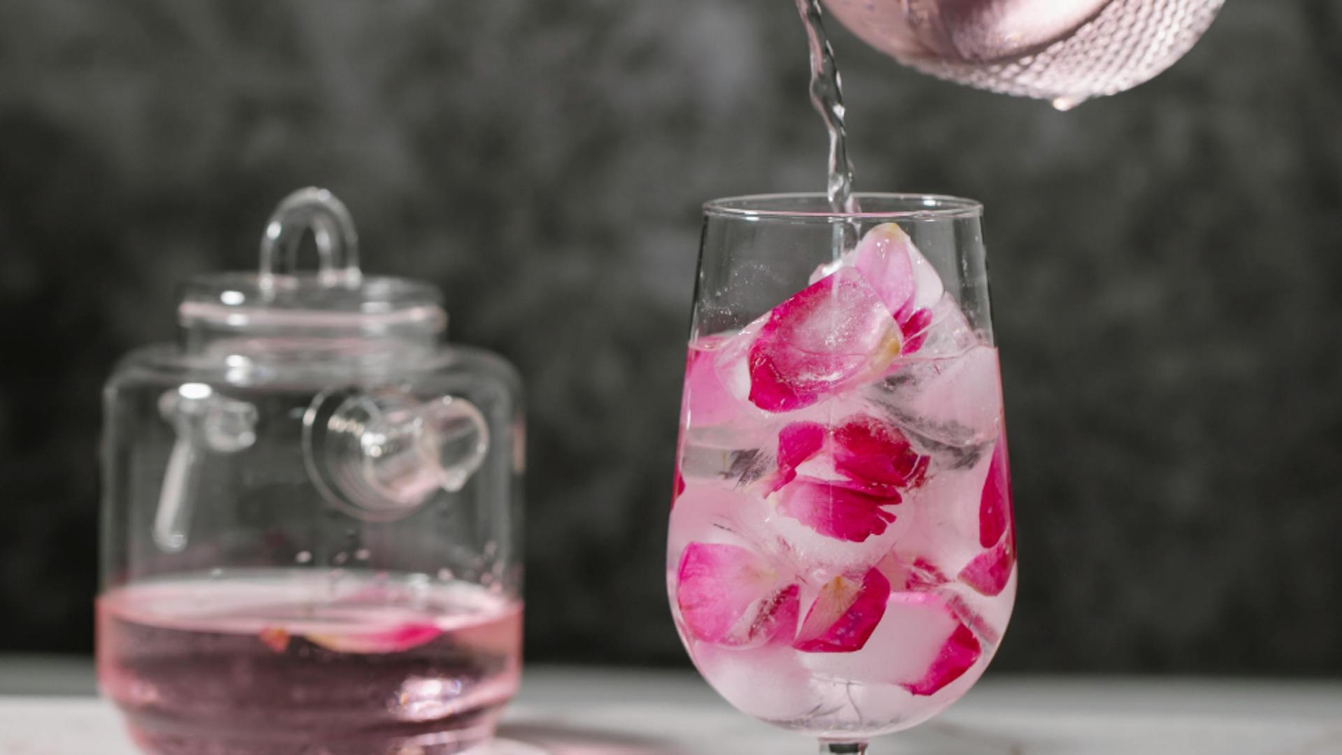 Ce este apa de trandafiri și ce beneficii nebănuite are. Toate femeile TREBUIE să-și prepare acest elixir al frumuseții