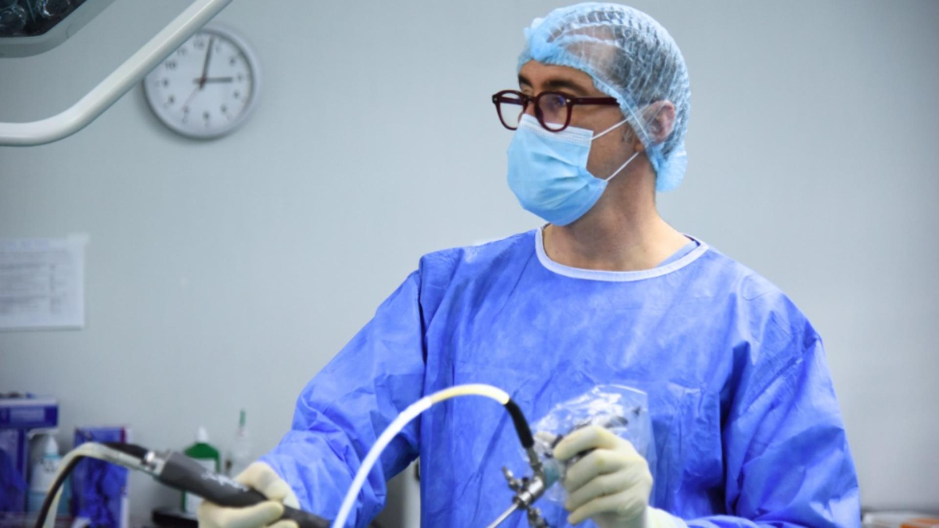 Avea dureri de gleznă intense. Cum a fost tratat un fost sportiv de performanță