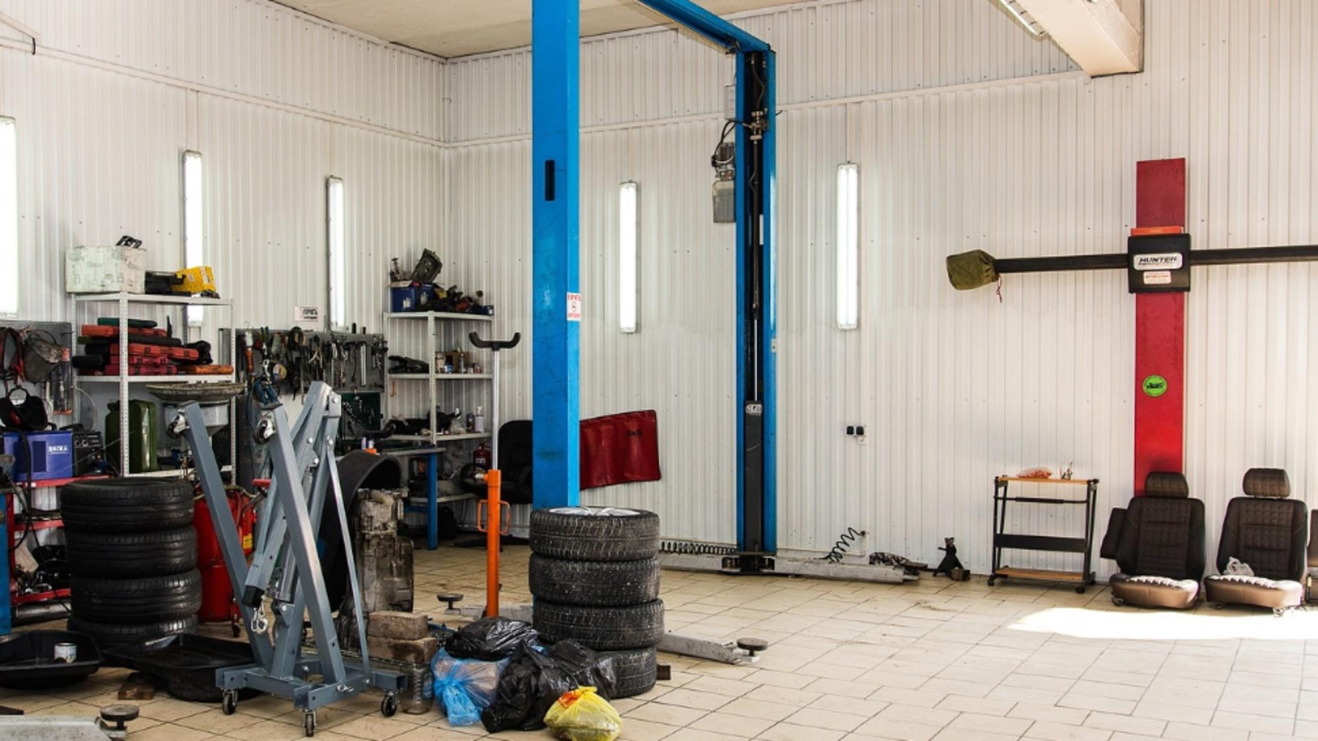 Percheziții în Suceava: bărbat anchetat pentru inspecții tehnice ilegale la un service auto