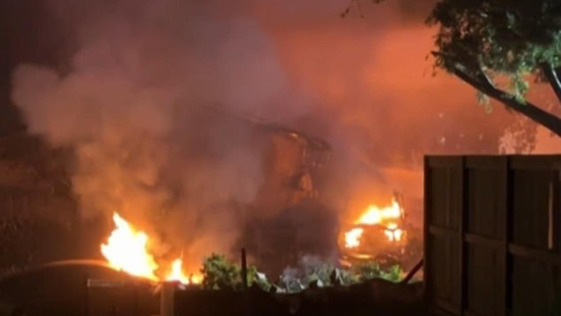 Panică într-un cartier: un avion de mici dimensiuni s-a prăbușit, provocând mai multe incendii