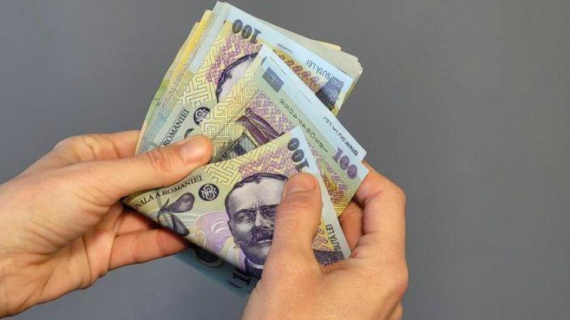 Pensiile și salariile ar putea crește, spune Bolojan. Foto/Arhivă