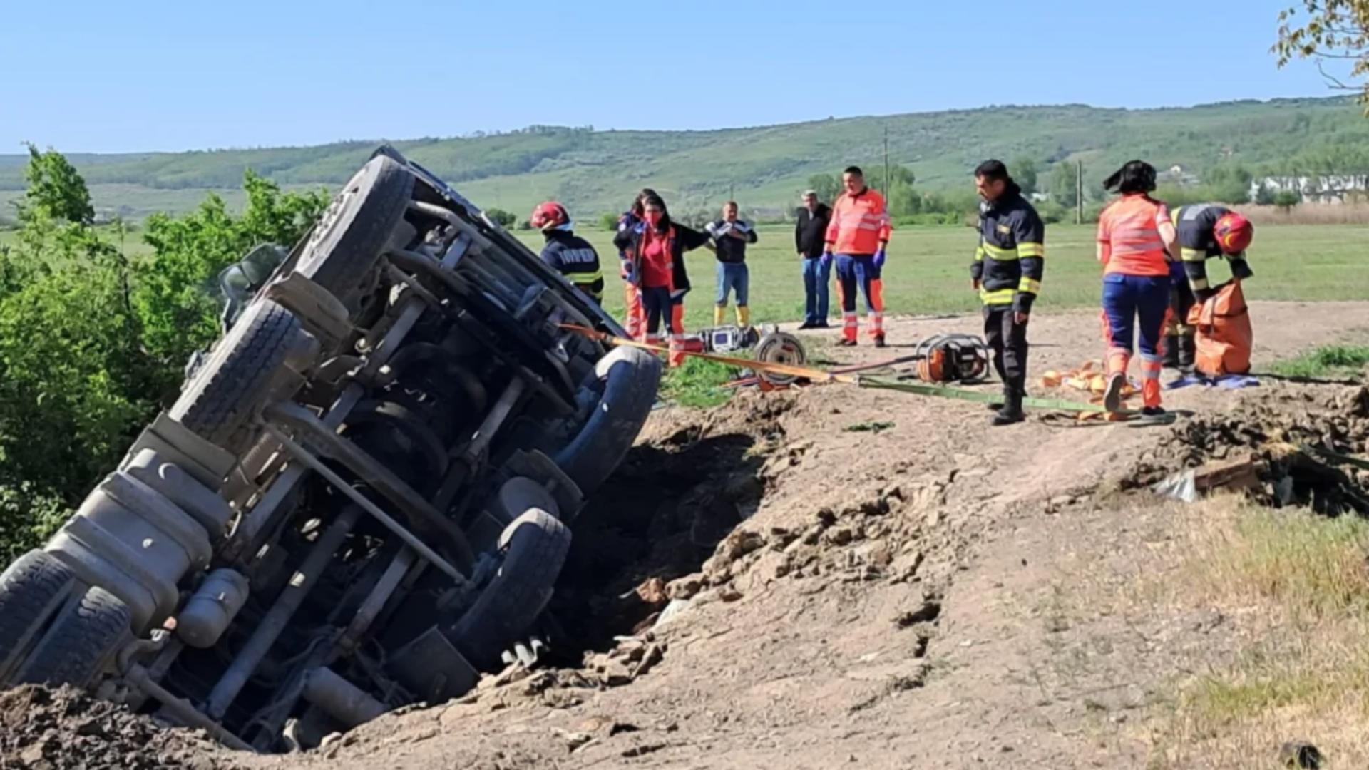 Accident rutier grav: autobetonieră răsturnată, iar șoferul a rămas prins în cabină