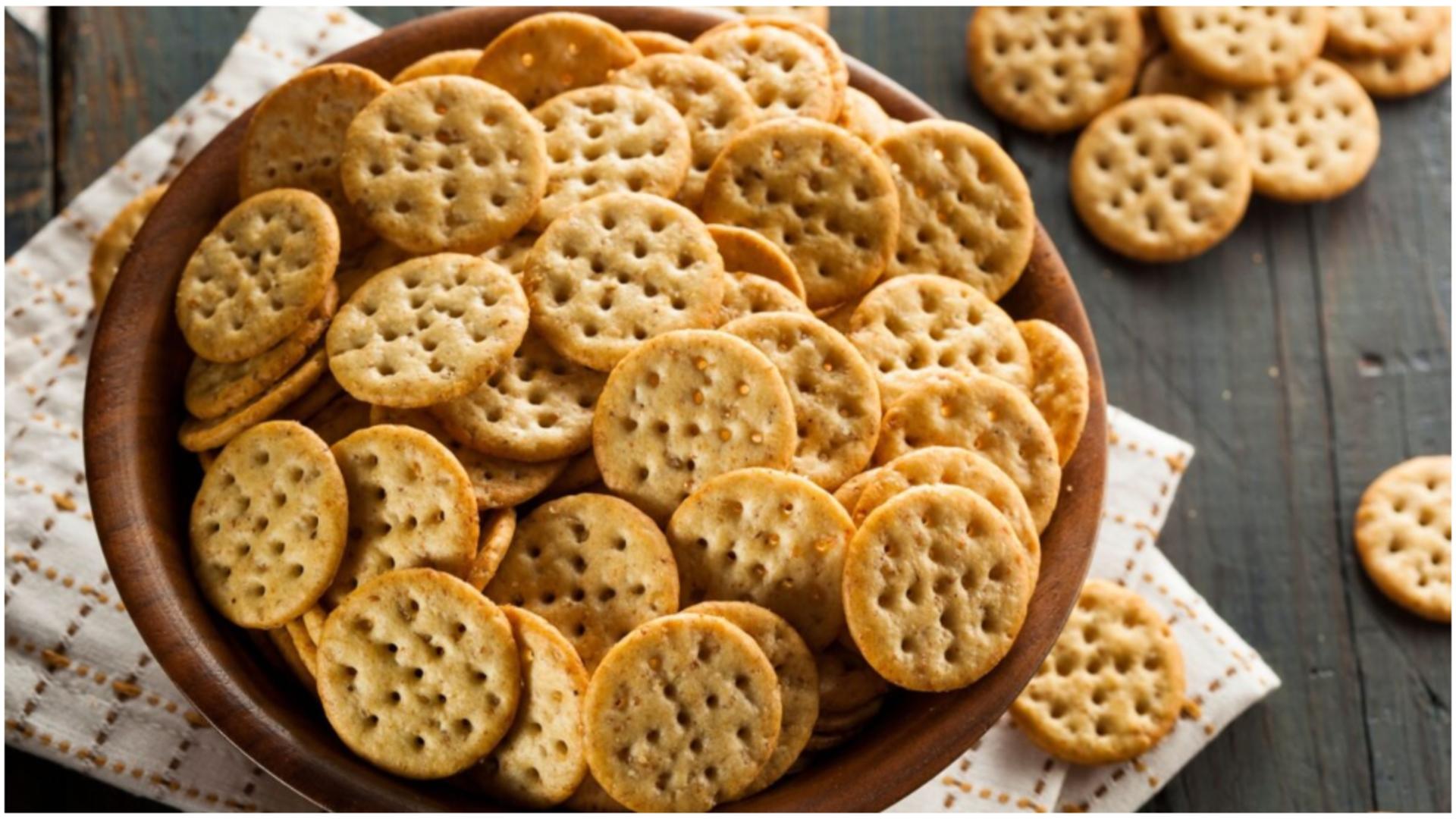 Motivul pentru care au biscuiții găuri mici pe ei