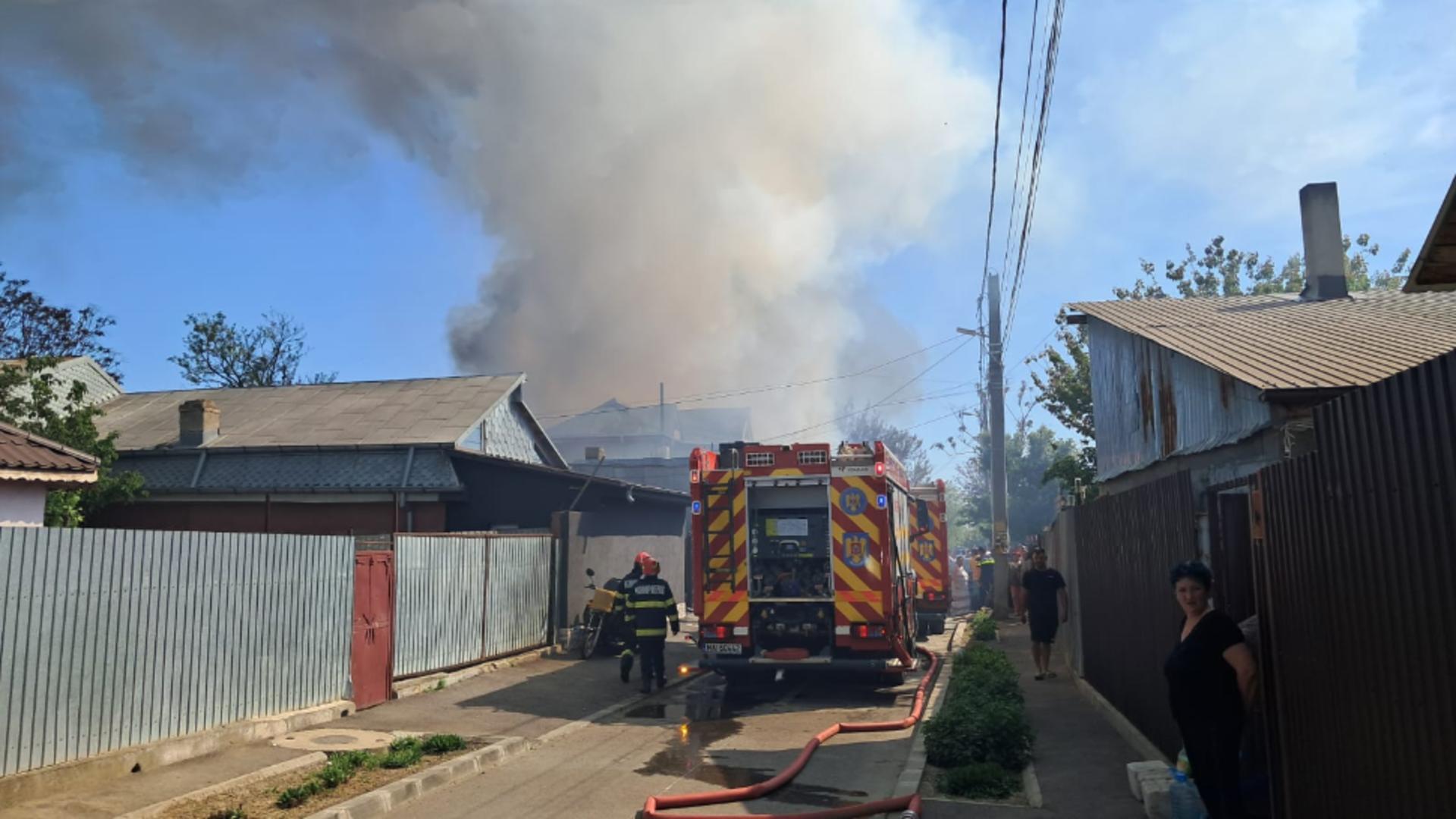 Intervenție cu șapte autospeciale ISU pentru stingerea unui incendiu în care ard două case