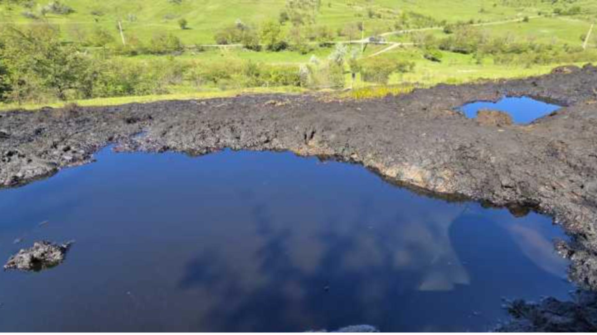 Buzoienii stau pe izvoare de petrol. Foto: Agerpres