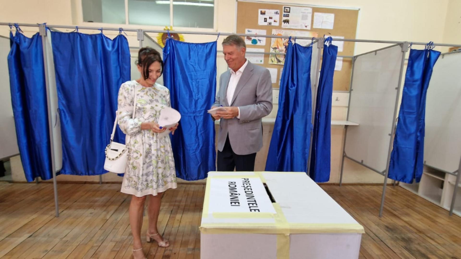 Carmen Iohannis, în rochie de 700 de euro, la cabina de votare. Foto/Ora de Sibiu
