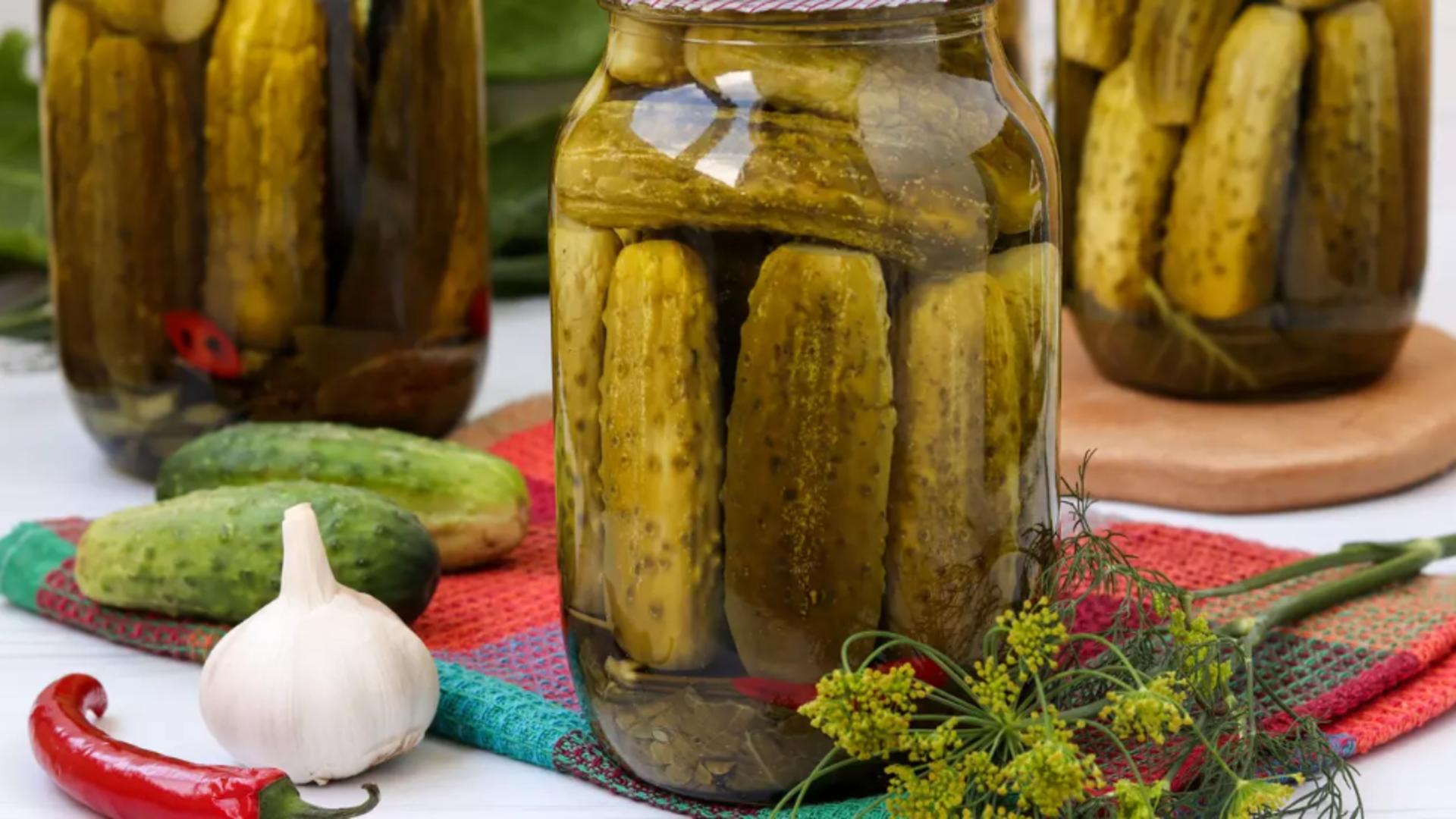 La ce poți folosi zeama de la castraveții murați