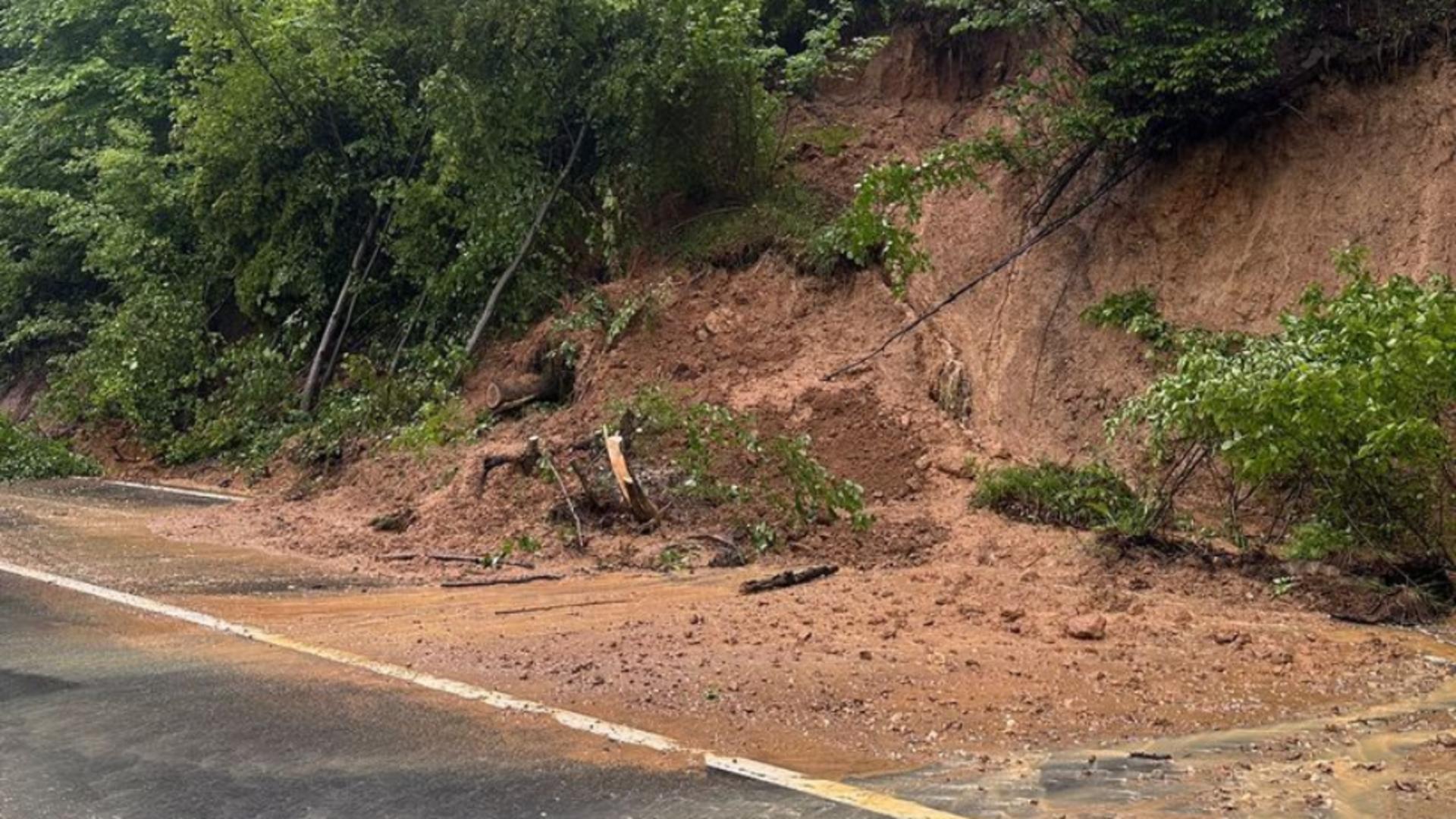 Restricții de circulație din cauza inundațiilor și alunecărilor de teren: mai multe drumuri sunt afectate, unele complet închise