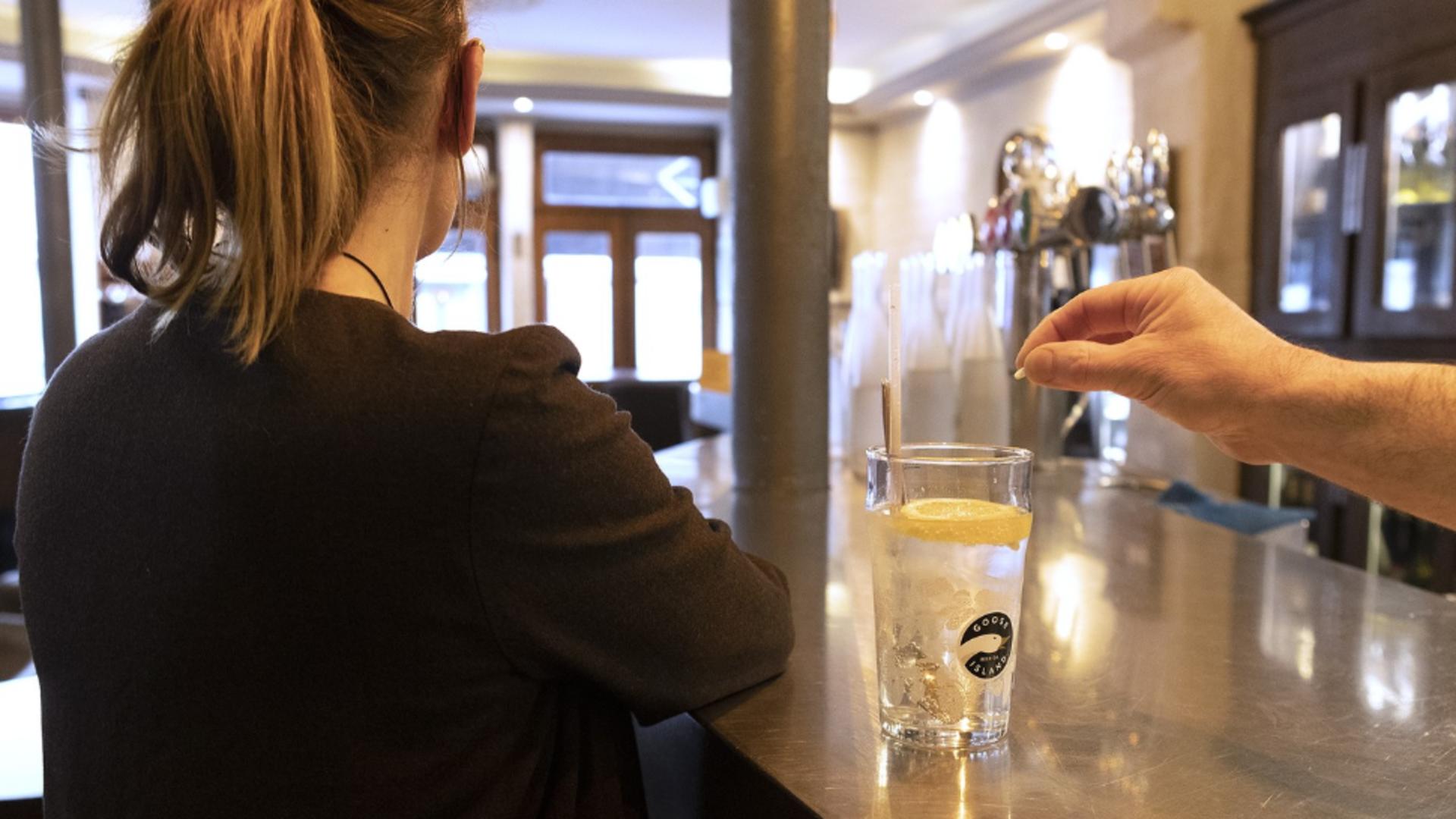 Produsul este de obicei pus în băutură partenerei, pe care „partenerul” vrea s-o drogheze. Foto/Profimedia