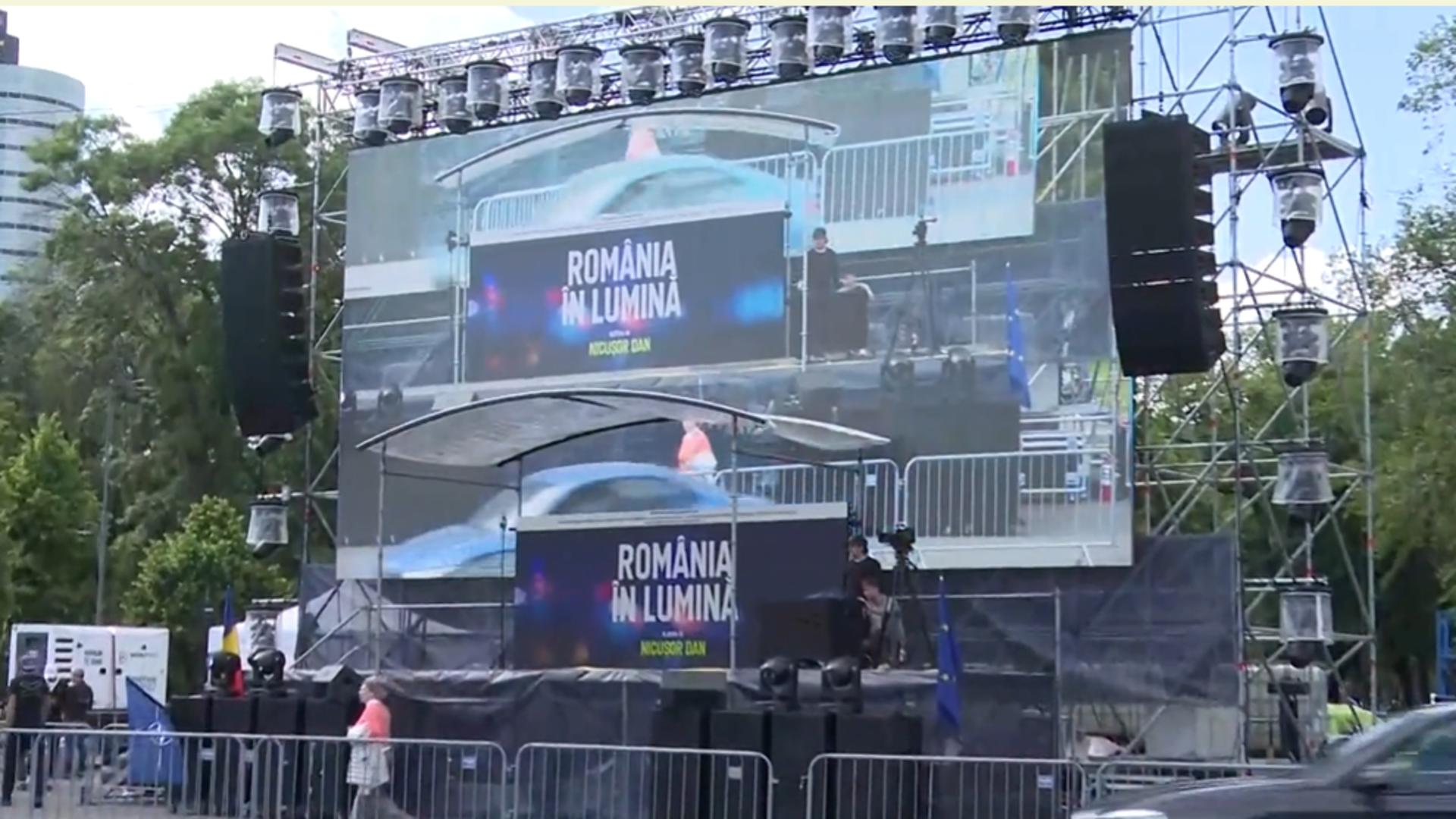 Nicușor sfidează tot și își face reclamă sub ochii premierului. 