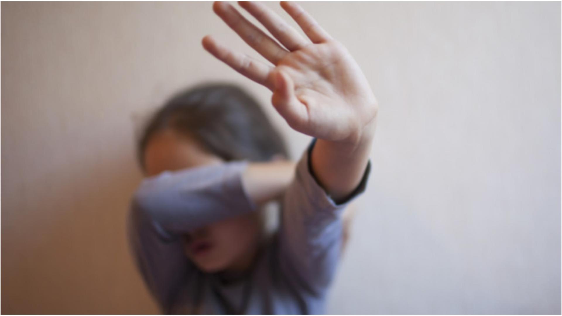 O fetiță de doar 10 ani a fost bătută și umilită de propria profesoară