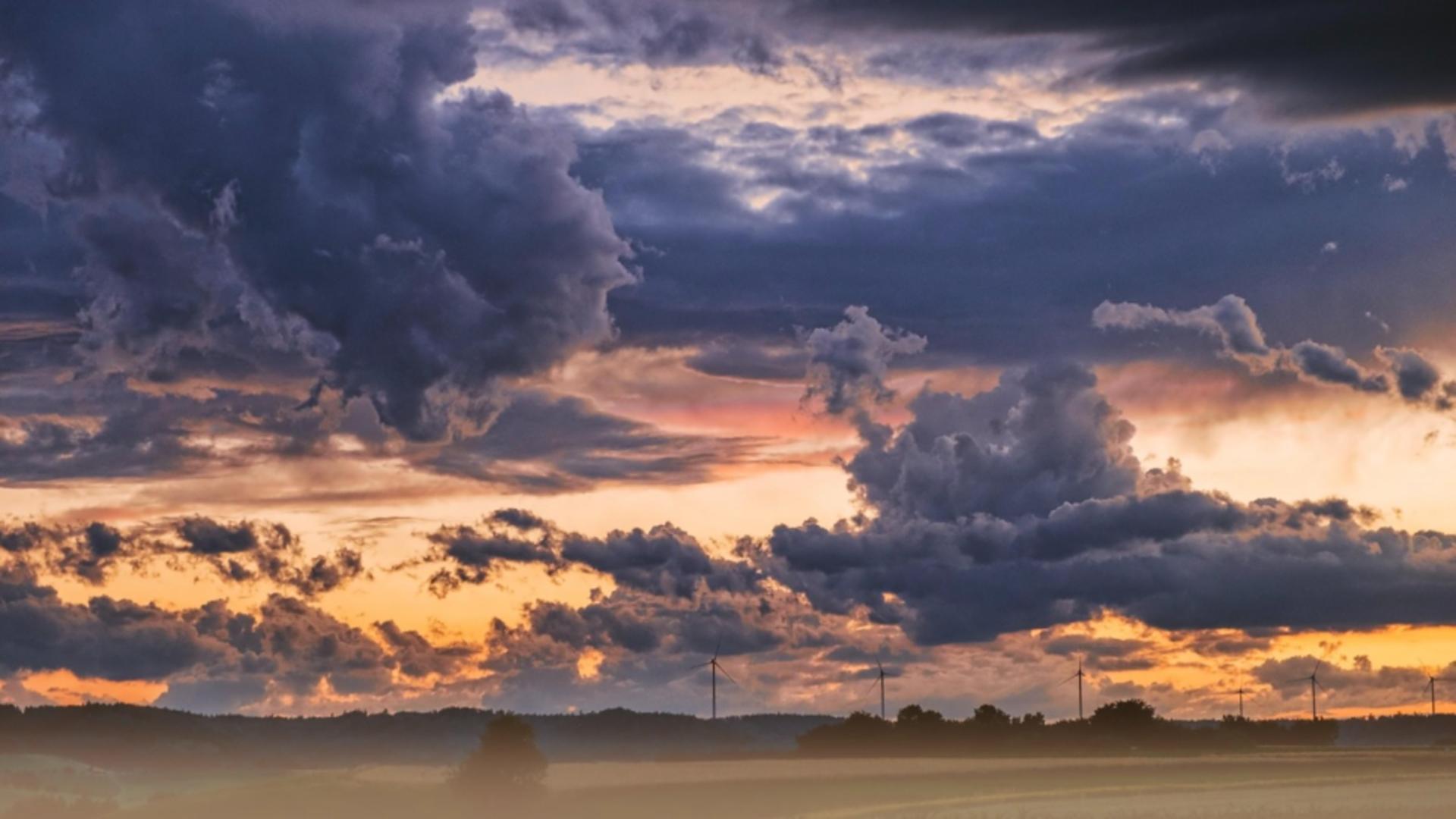 Cod galben de furtuni cu grindină și vijelii în jumătate din țară 
