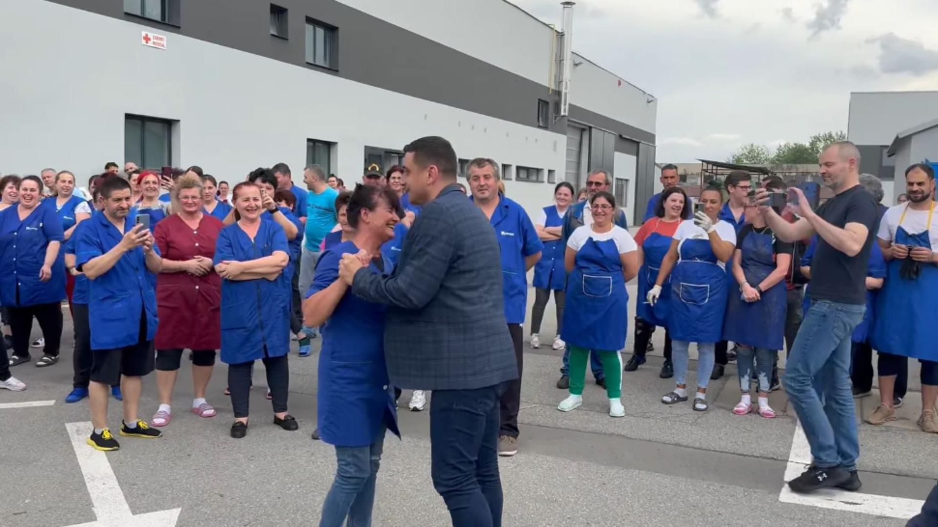 Goerge Simion, întâmpinat cu căldură de muncitorii de la o fabrică din Alba UIulian. Foto/Captură video