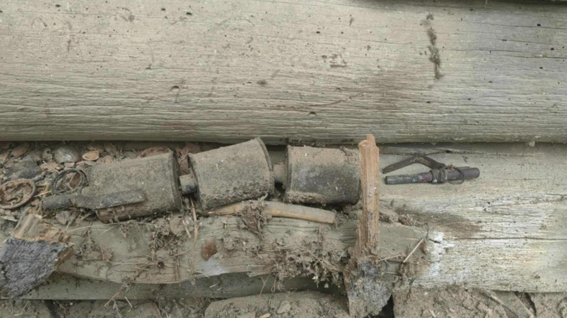  Trei grenade de mână au fost descoperite în satul Borlovenii Vechi