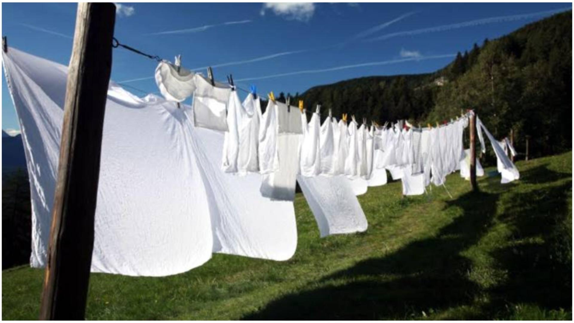 Ingredientul ieftin care îți albește hainele în doar câteva clipe