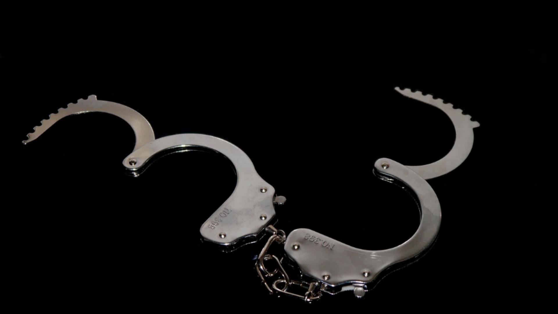 Bărbat eliberat recent din închisoare, arestat după ce și-a incendiat casa părintească