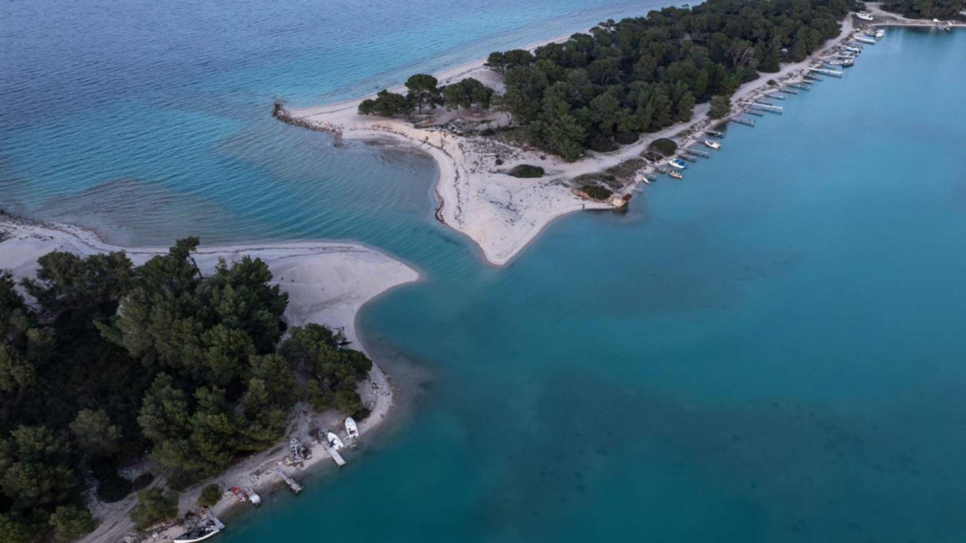 Destinația verii 2025: plaja europeană care rivalizează cu Maldivele și cucerește turiștii cu apusuri spectaculoase